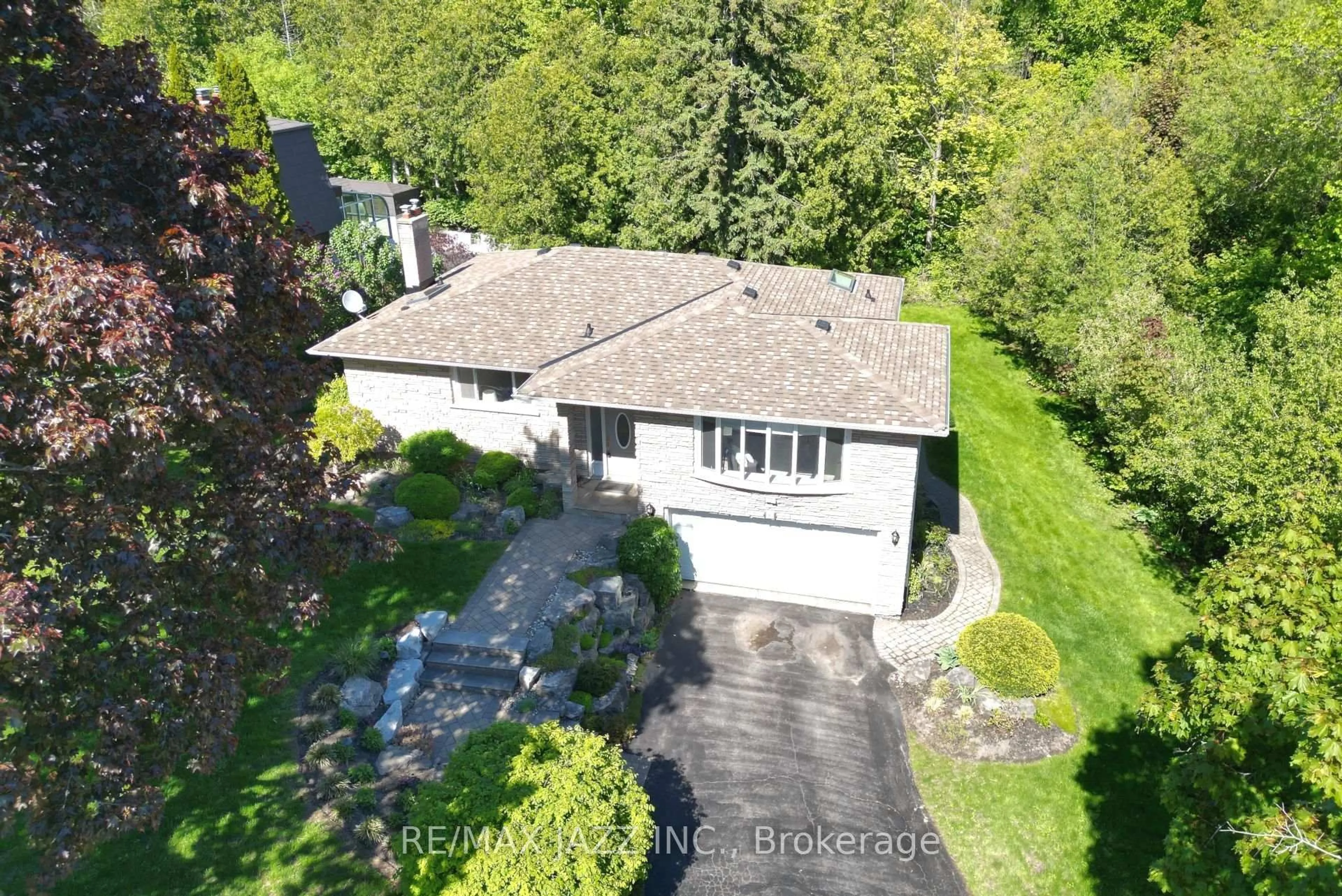 A pic from outside/outdoor area/front of a property/back of a property/a pic from drone, street for 92 Marica Ave, Oshawa Ontario L1G 3G8