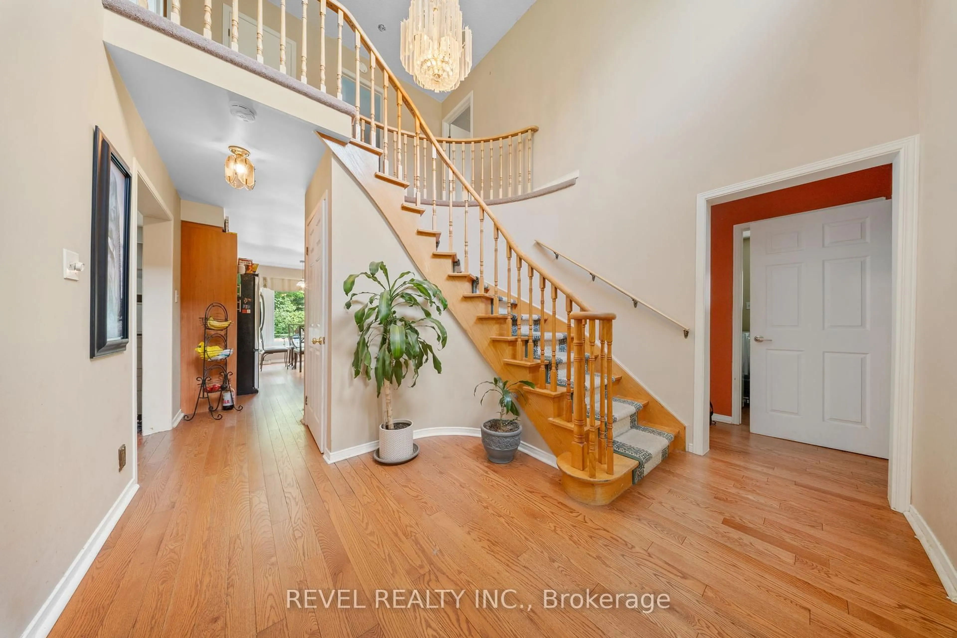 Indoor foyer for 12 Robinson Cres, Whitby Ontario L1N 6W5