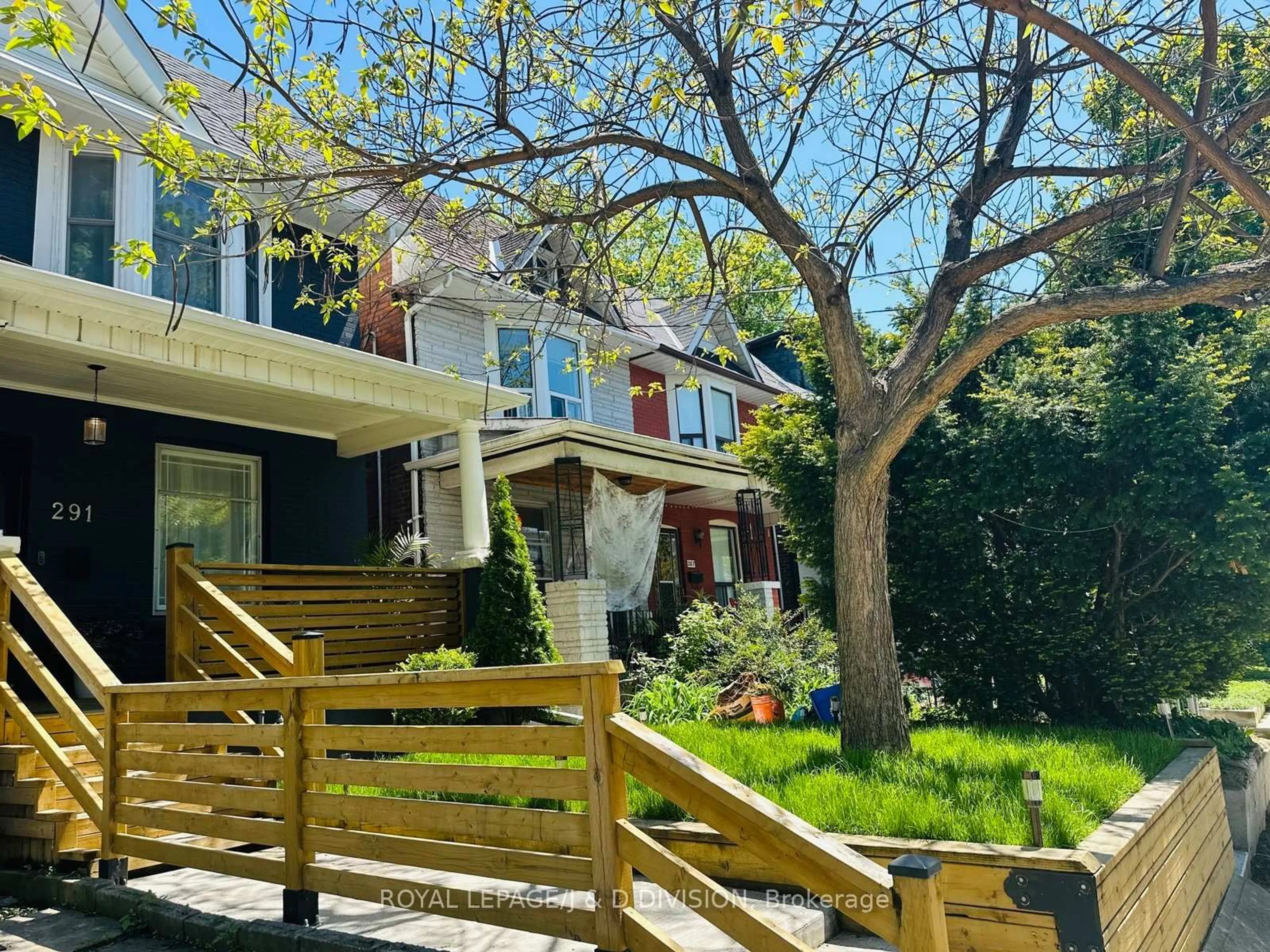 A pic from outside/outdoor area/front of a property/back of a property/a pic from drone, street for 291 Highfield Rd, Toronto Ontario M4L 2V4