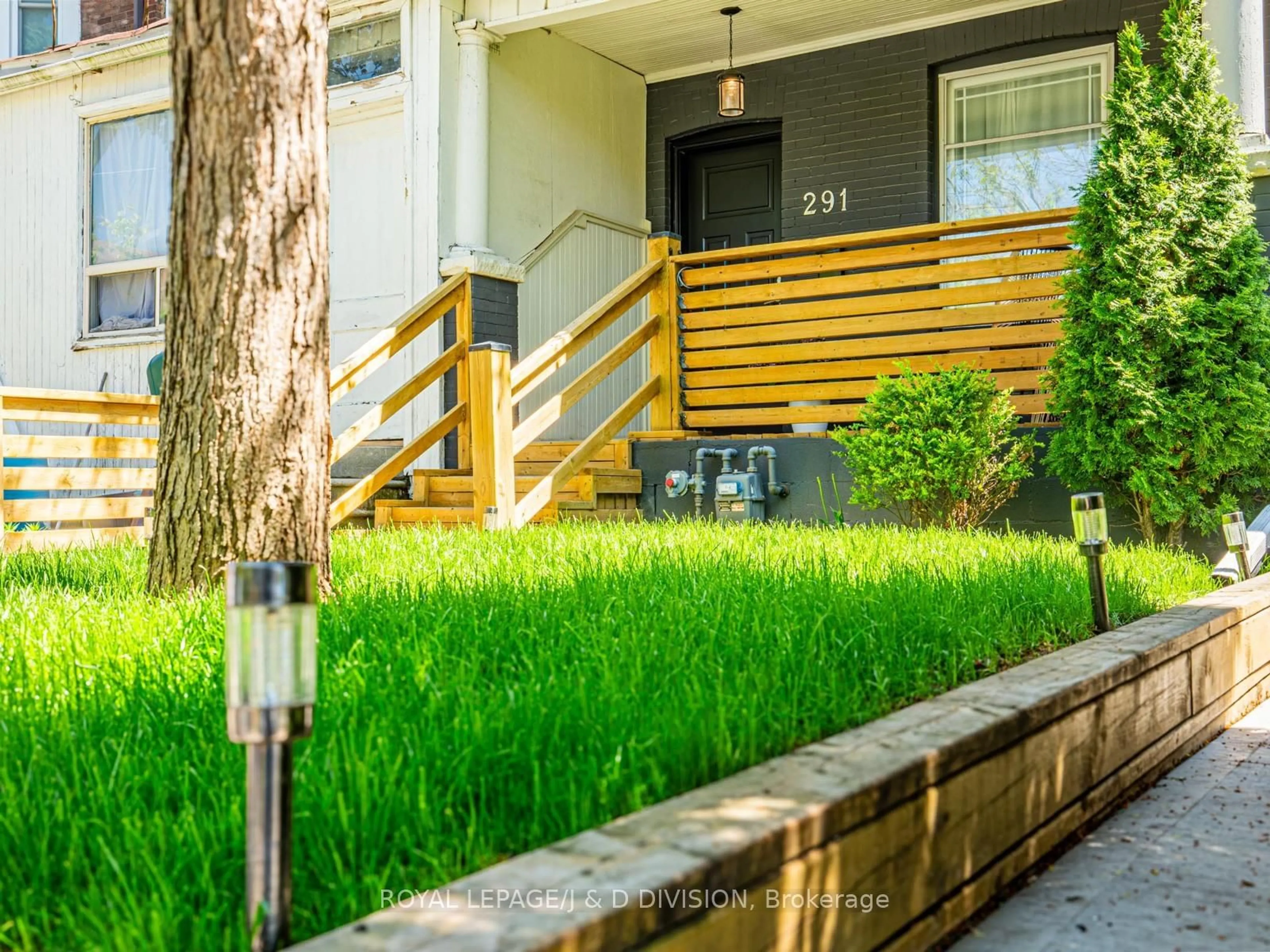 Patio, street for 291 Highfield Rd, Toronto Ontario M4L 2V4