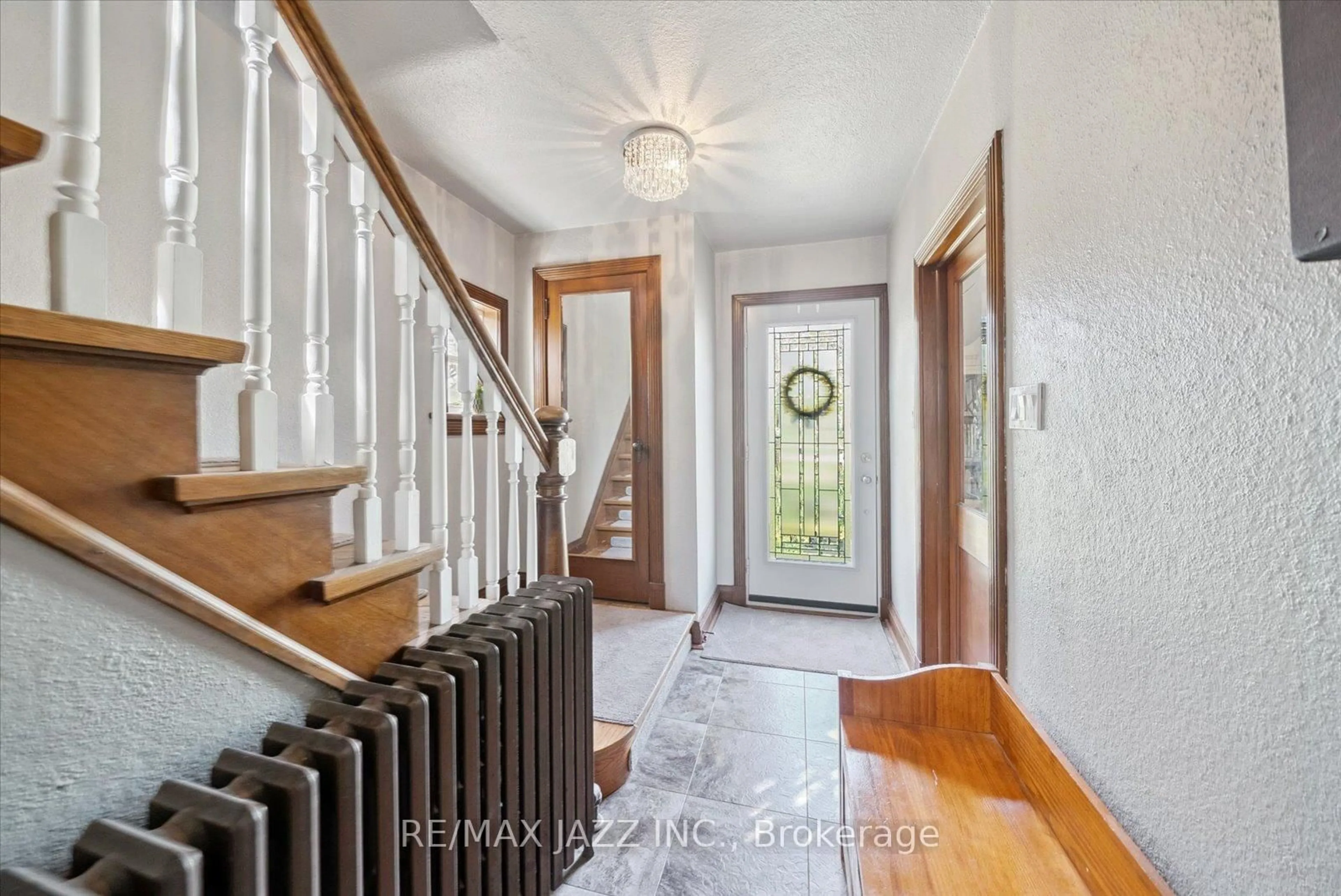 Indoor entryway for 649 Masson St, Oshawa Ontario L1G 5A4