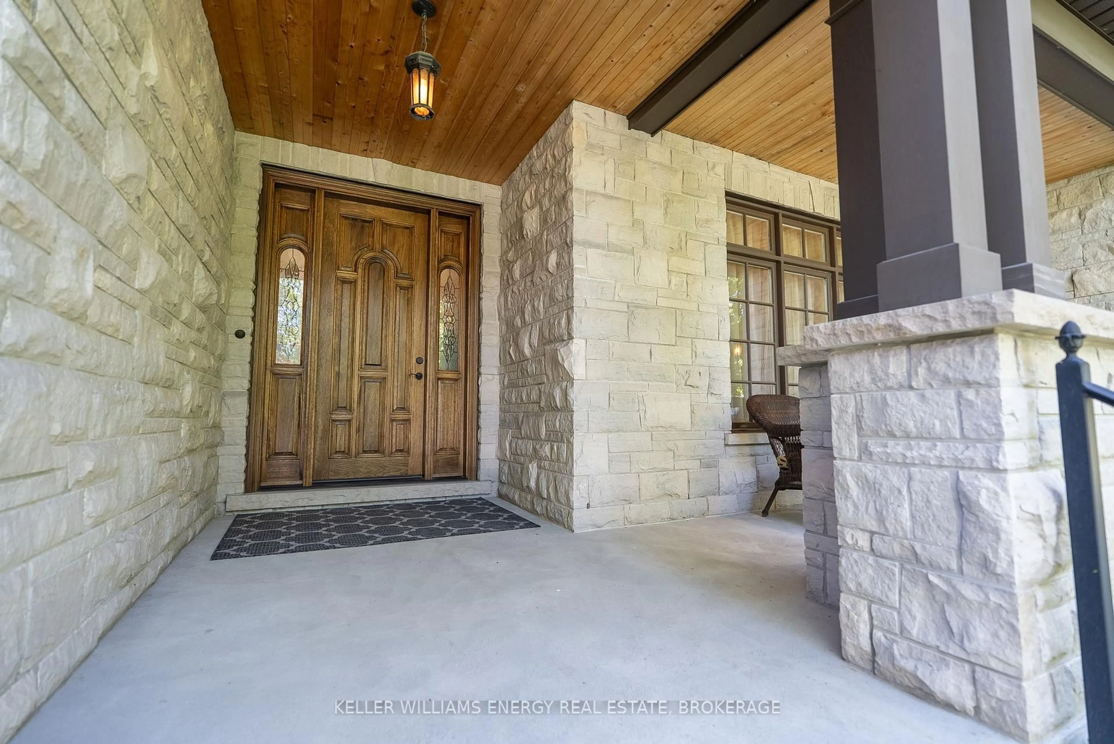 Indoor entryway for 758 Masson St, Oshawa Ontario L1G 5A8