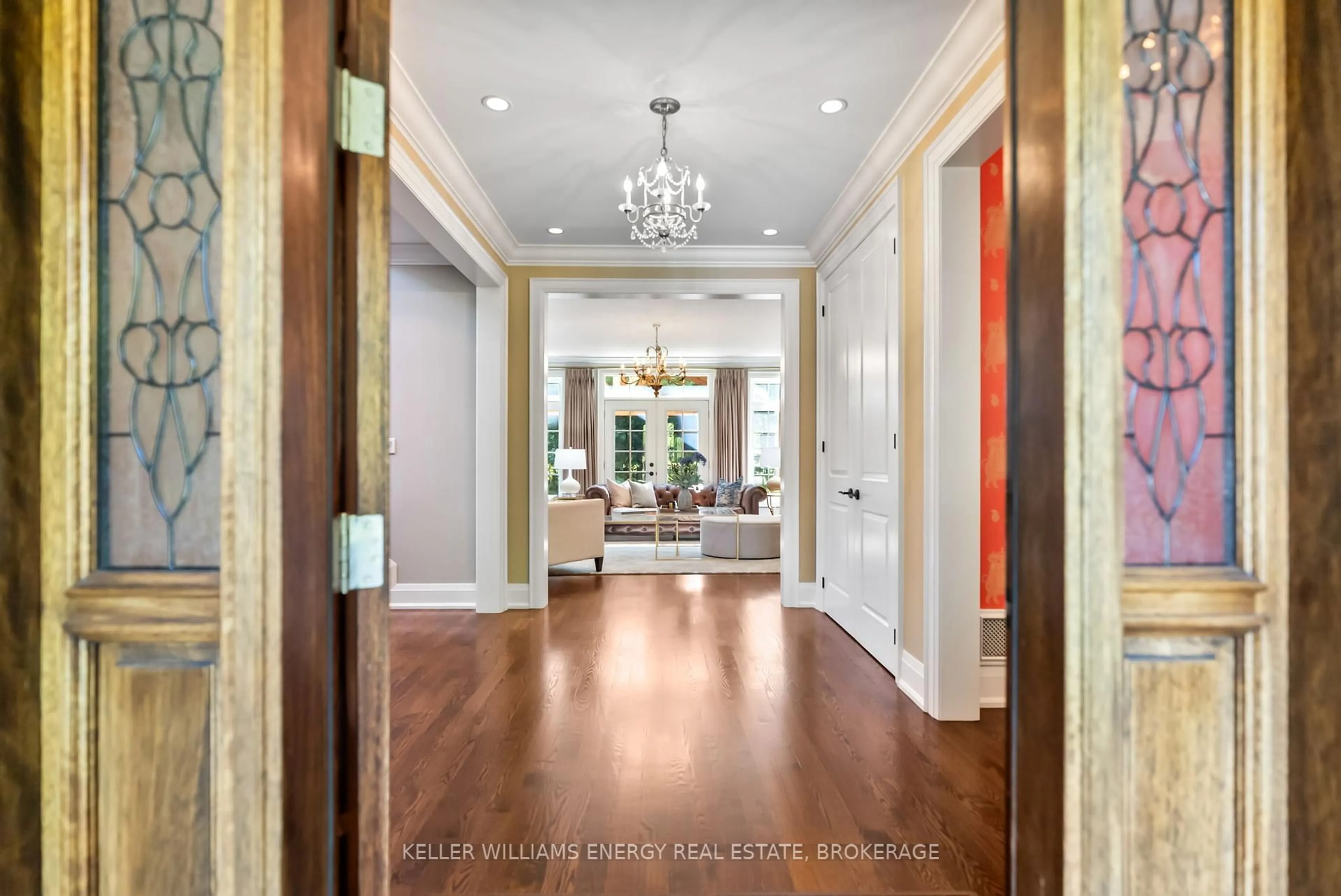 Indoor foyer for 758 Masson St, Oshawa Ontario L1G 5A8