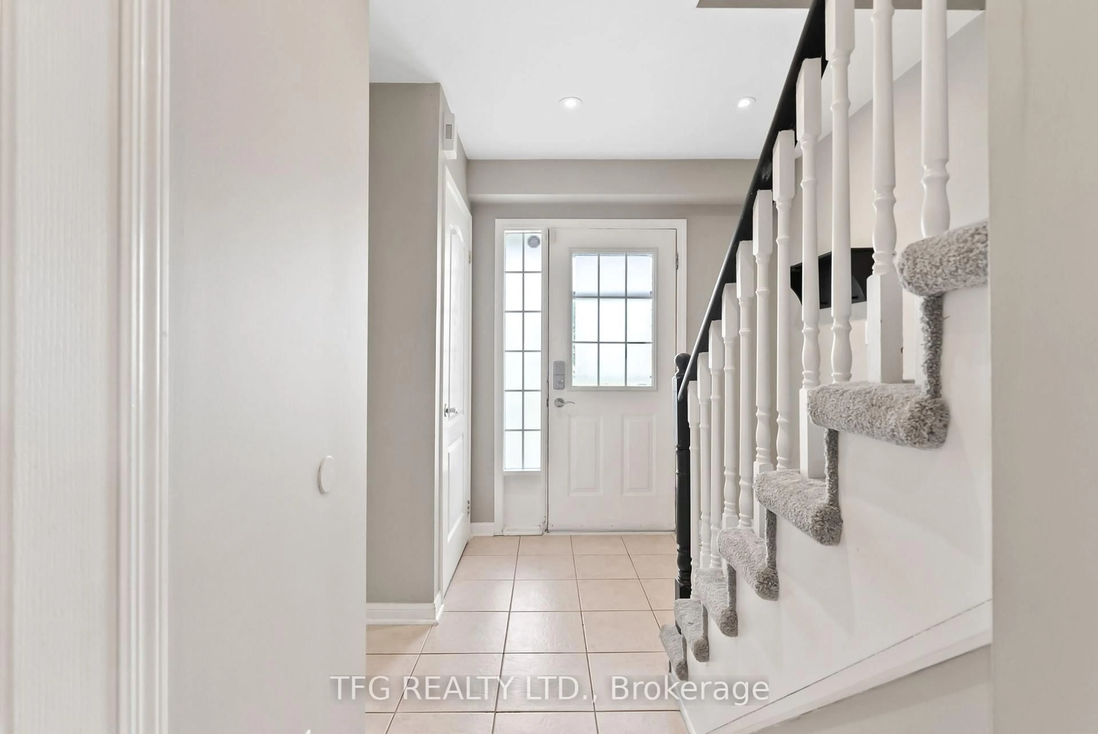 Indoor entryway for 1632 Green Rd, Clarington Ontario L1C 5K7