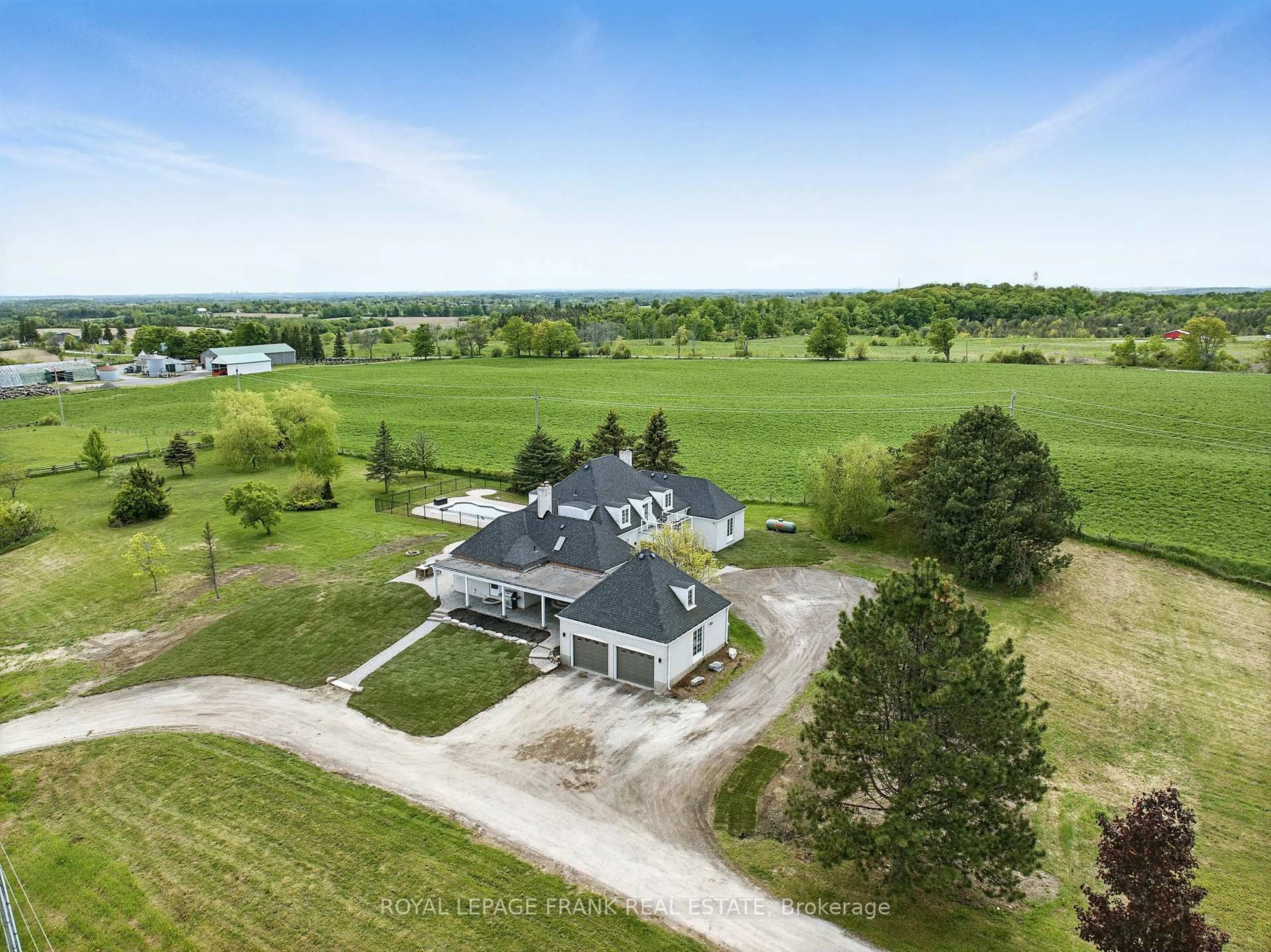A pic from outside/outdoor area/front of a property/back of a property/a pic from drone, water/lake/river/ocean view for 815 Coates Rd, Oshawa Ontario L9L 1B3
