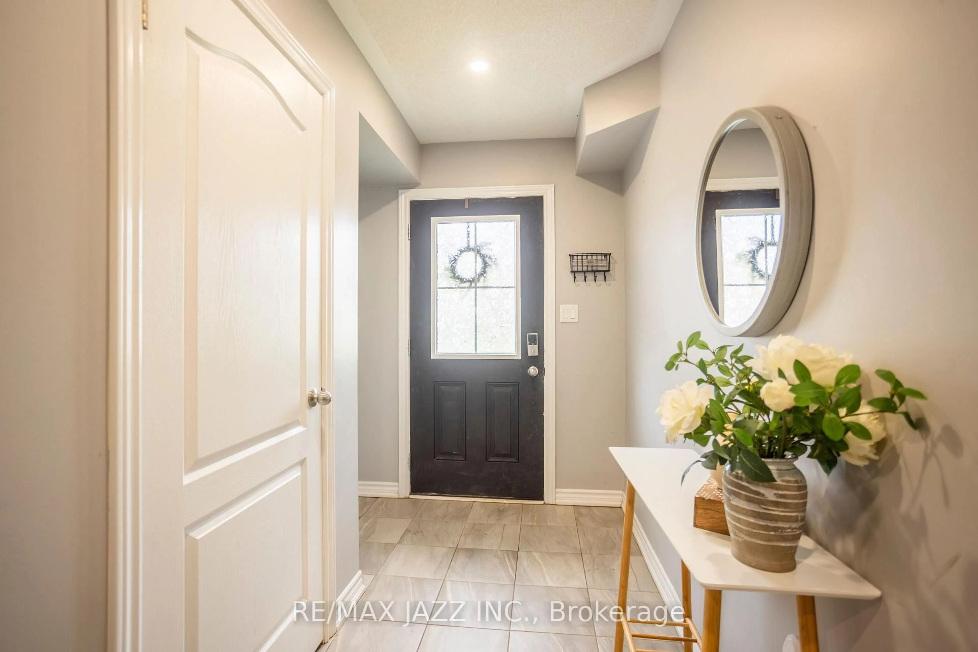 Indoor entryway for 61 Markham Tr, Clarington Ontario L1C 0S4