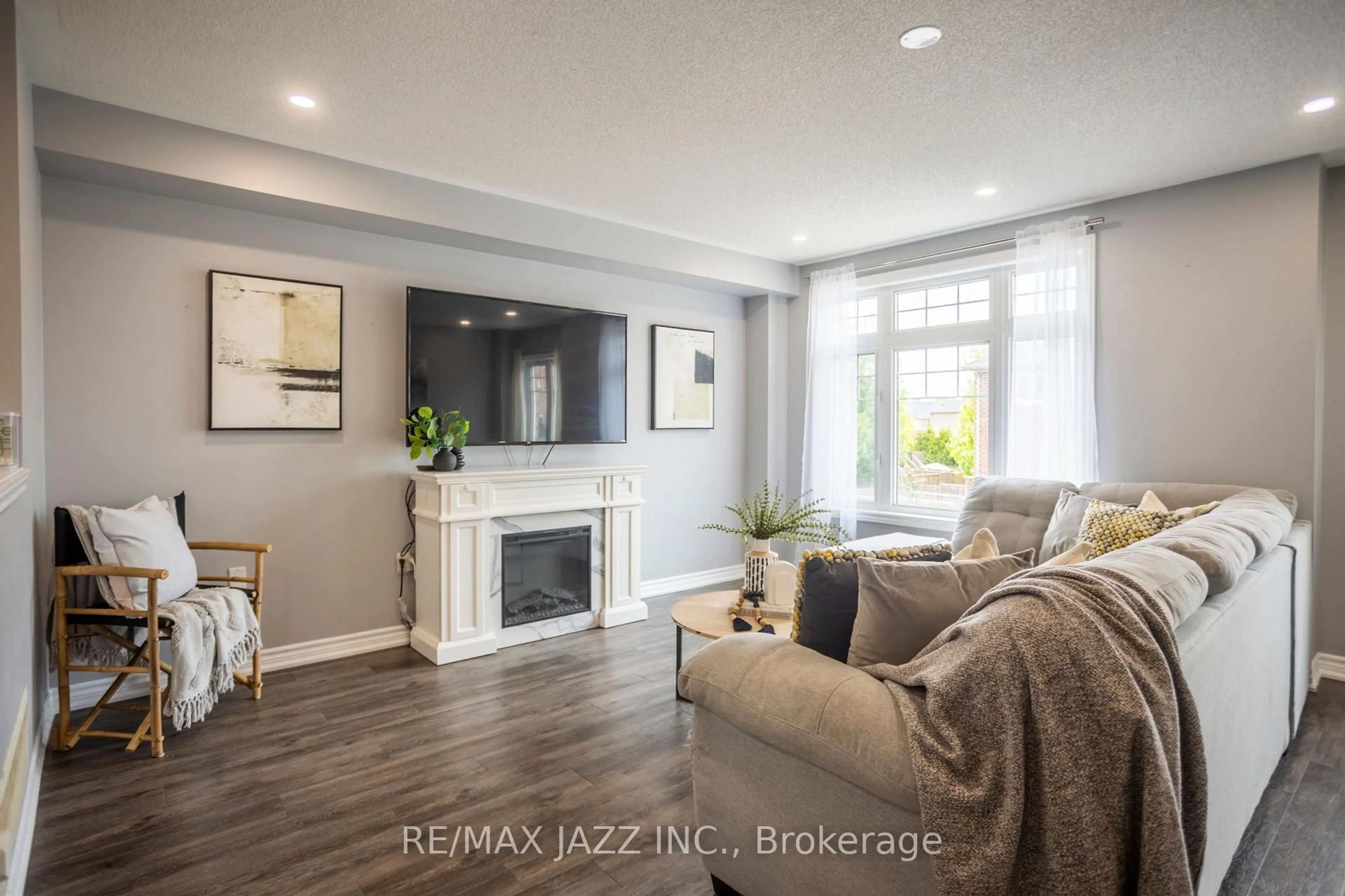 Living room with furniture, unknown for 61 Markham Tr, Clarington Ontario L1C 0S4