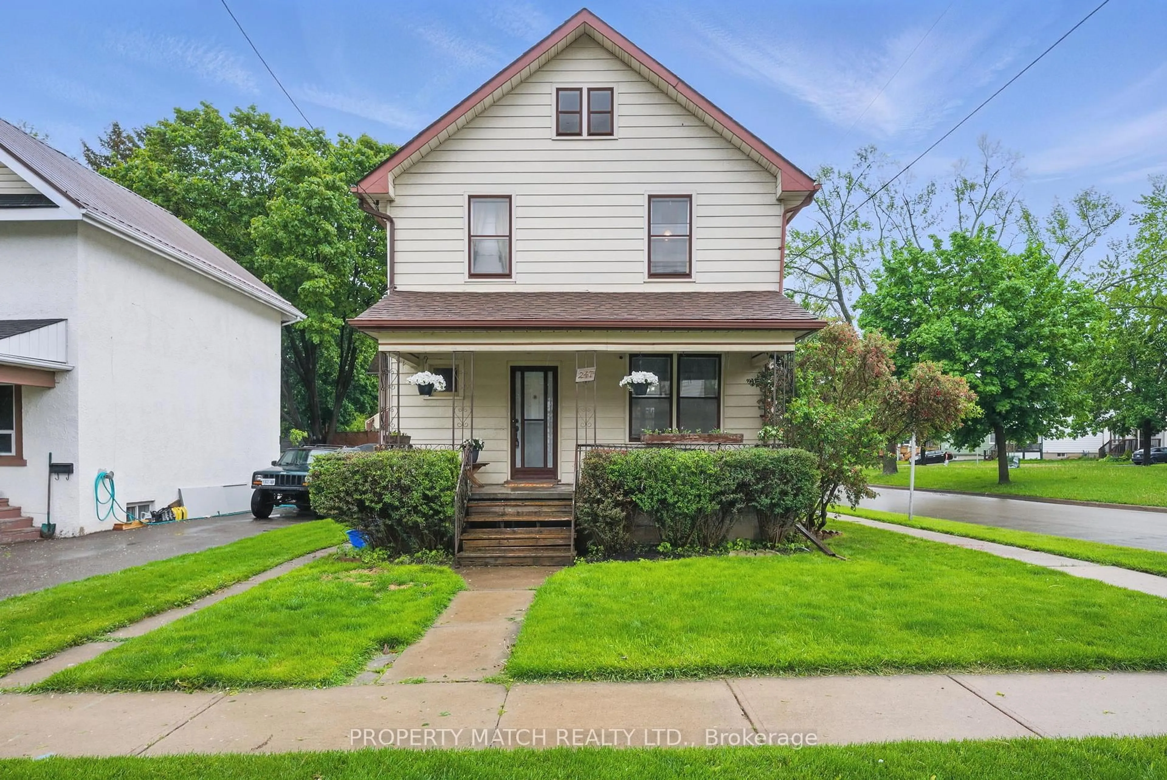 Home with vinyl exterior material, street for 247 Gliddon Ave, Oshawa Ontario L1H 1Z1