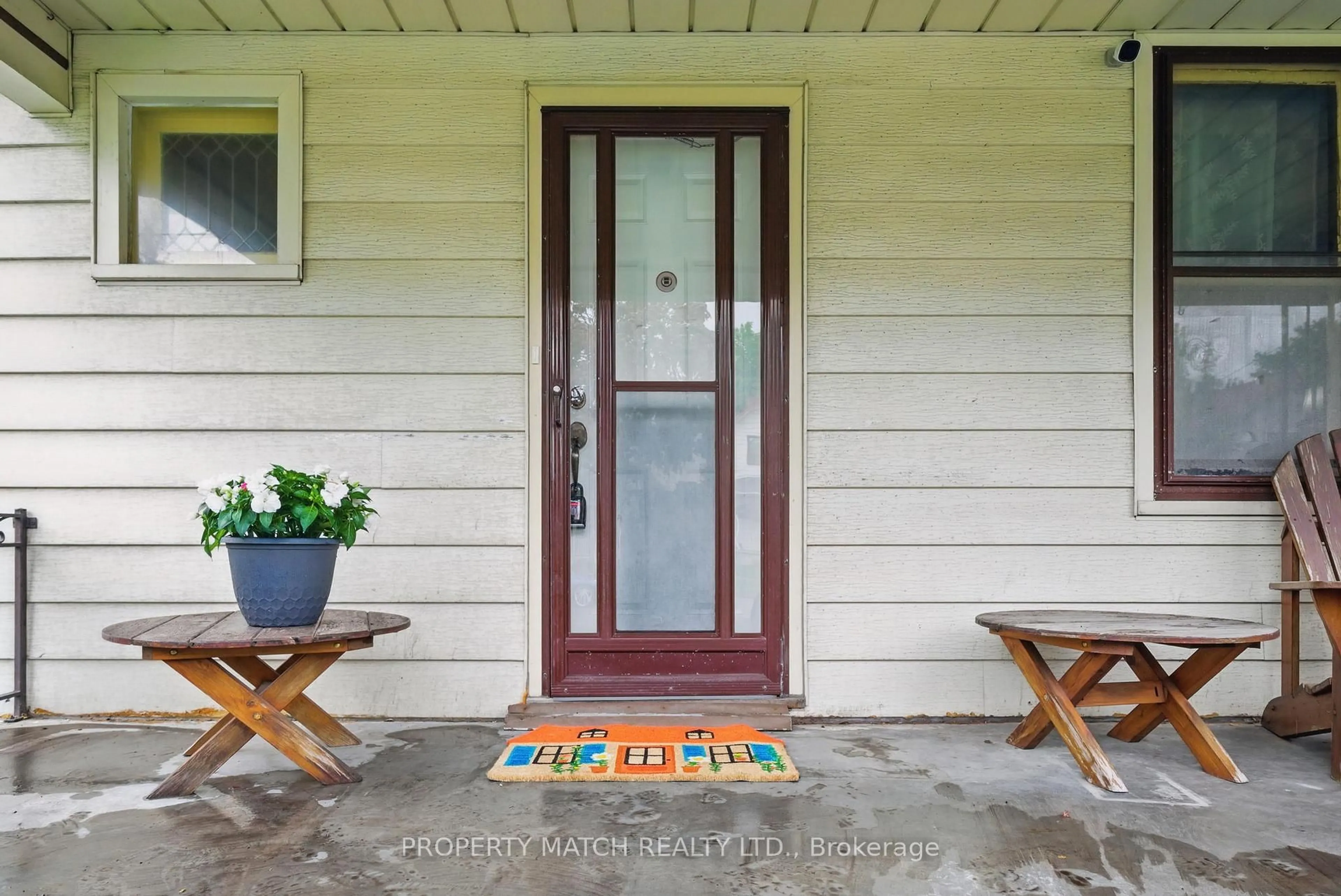 Indoor entryway for 247 Gliddon Ave, Oshawa Ontario L1H 1Z1