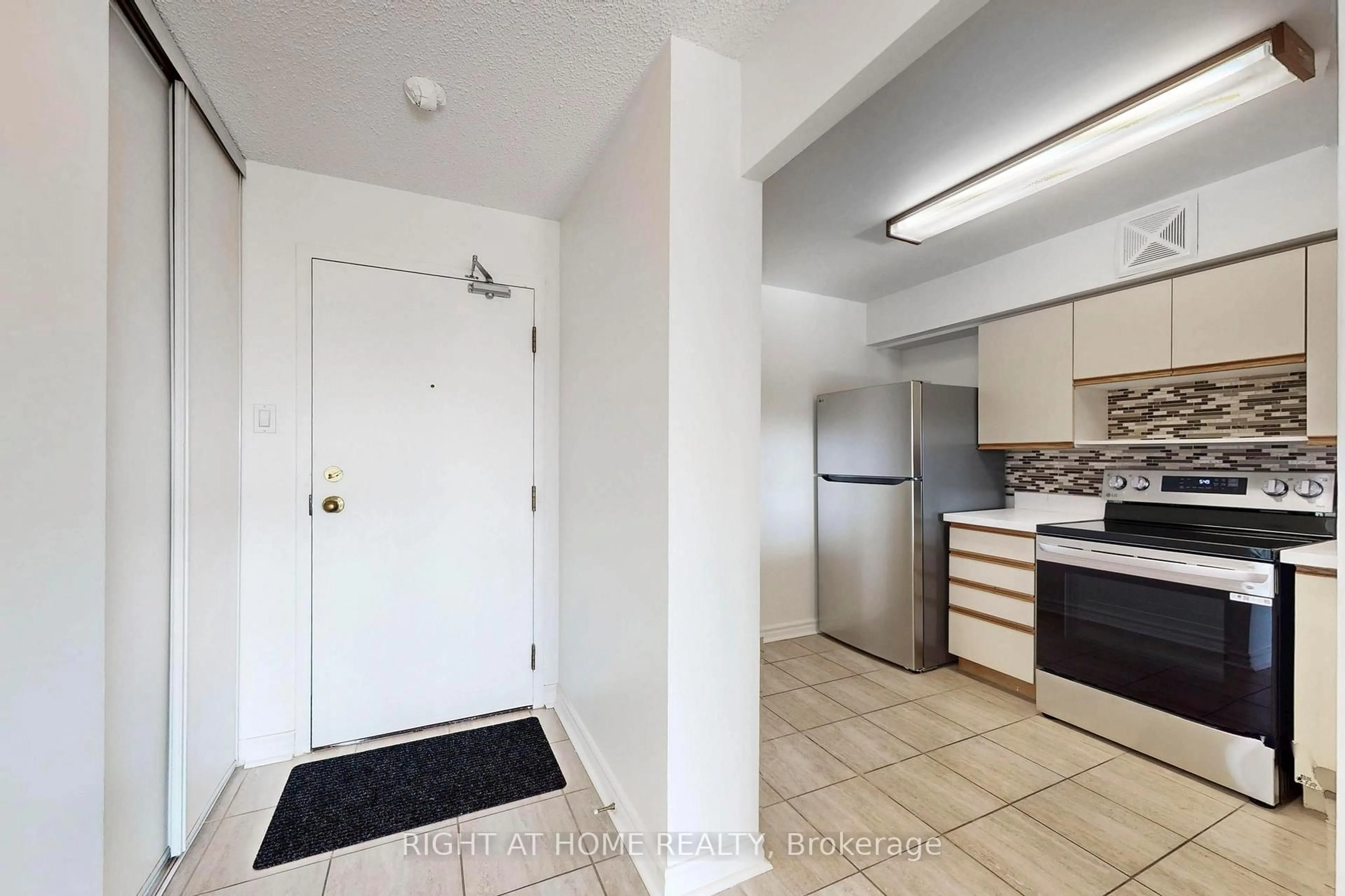 Standard kitchen, unknown for 4 Park Vista N/A #1107, Toronto Ontario M4B 3M8