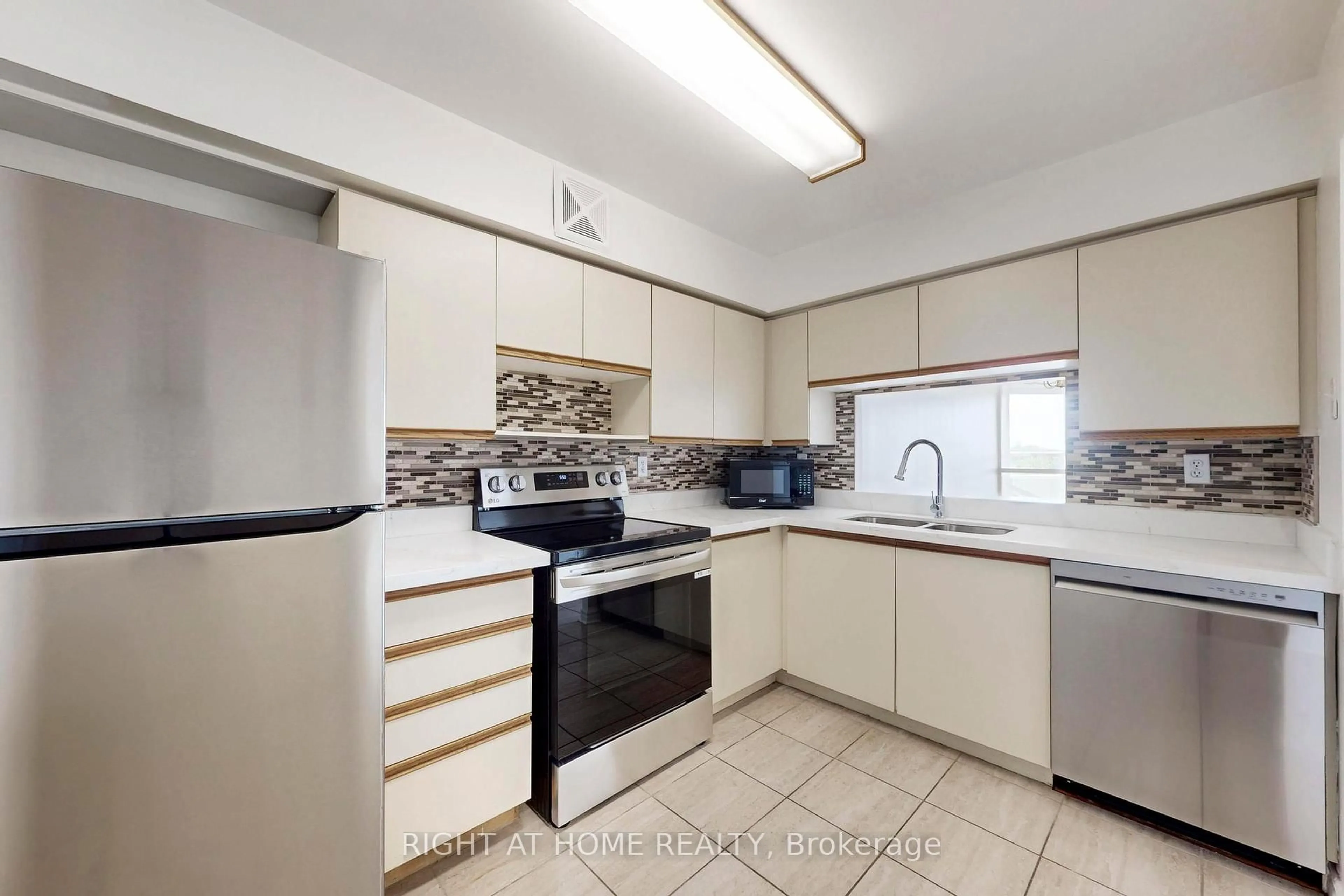 Standard kitchen, unknown for 4 Park Vista N/A #1107, Toronto Ontario M4B 3M8