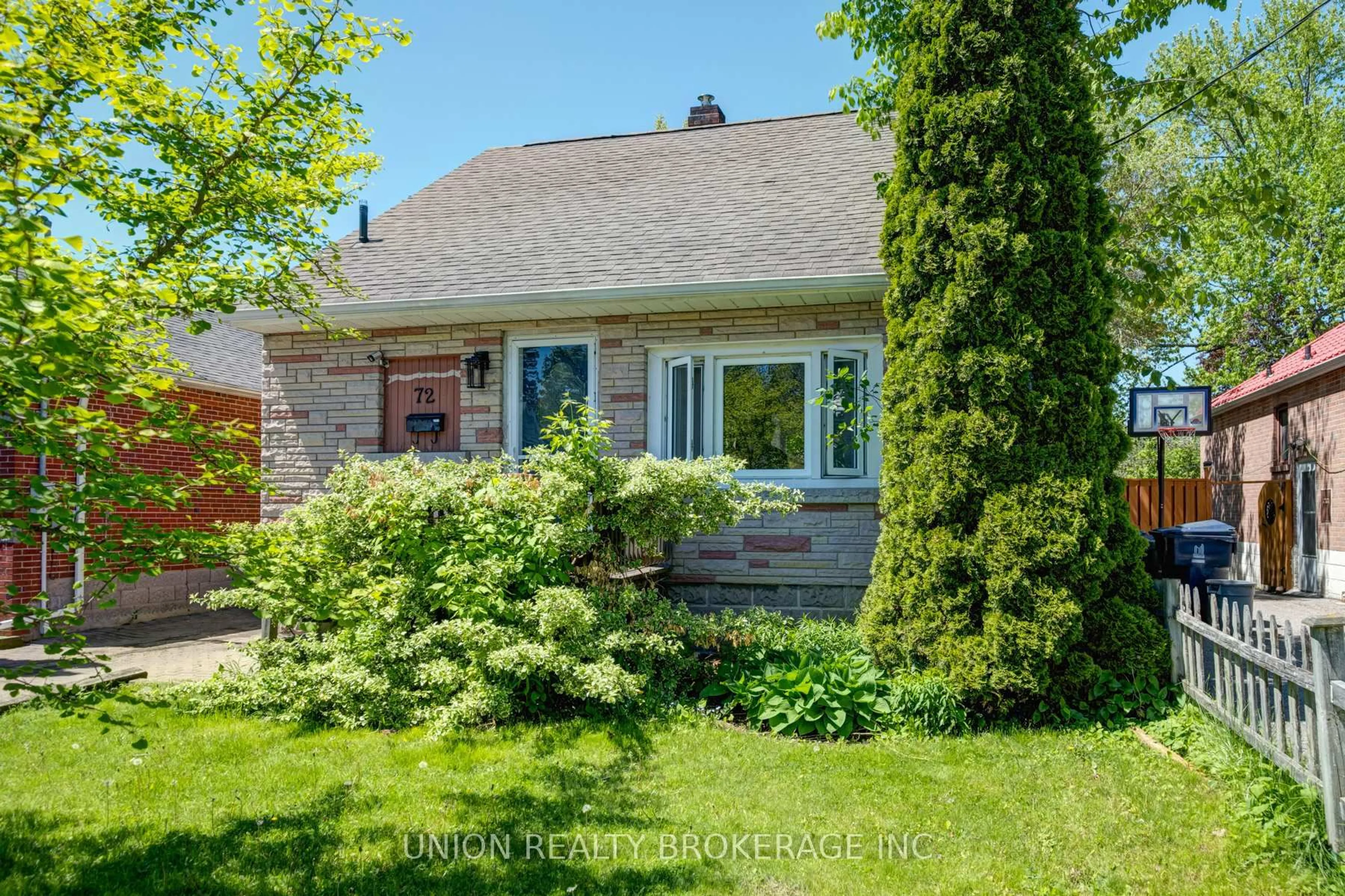 A pic from outside/outdoor area/front of a property/back of a property/a pic from drone, street for 72 Sandown Ave, Toronto Ontario M1N 3W3