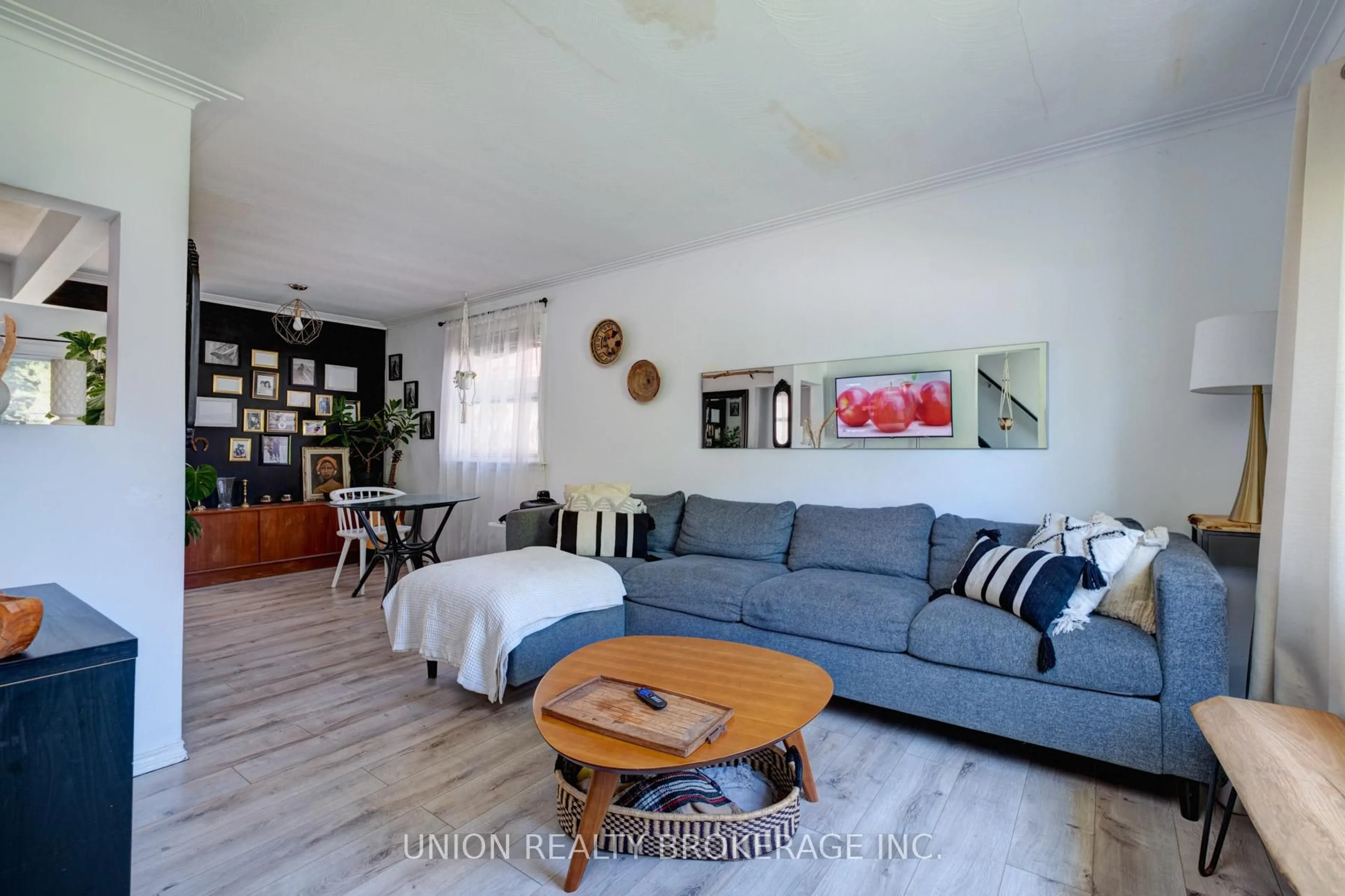 Living room with furniture, wood/laminate floor for 72 Sandown Ave, Toronto Ontario M1N 3W3