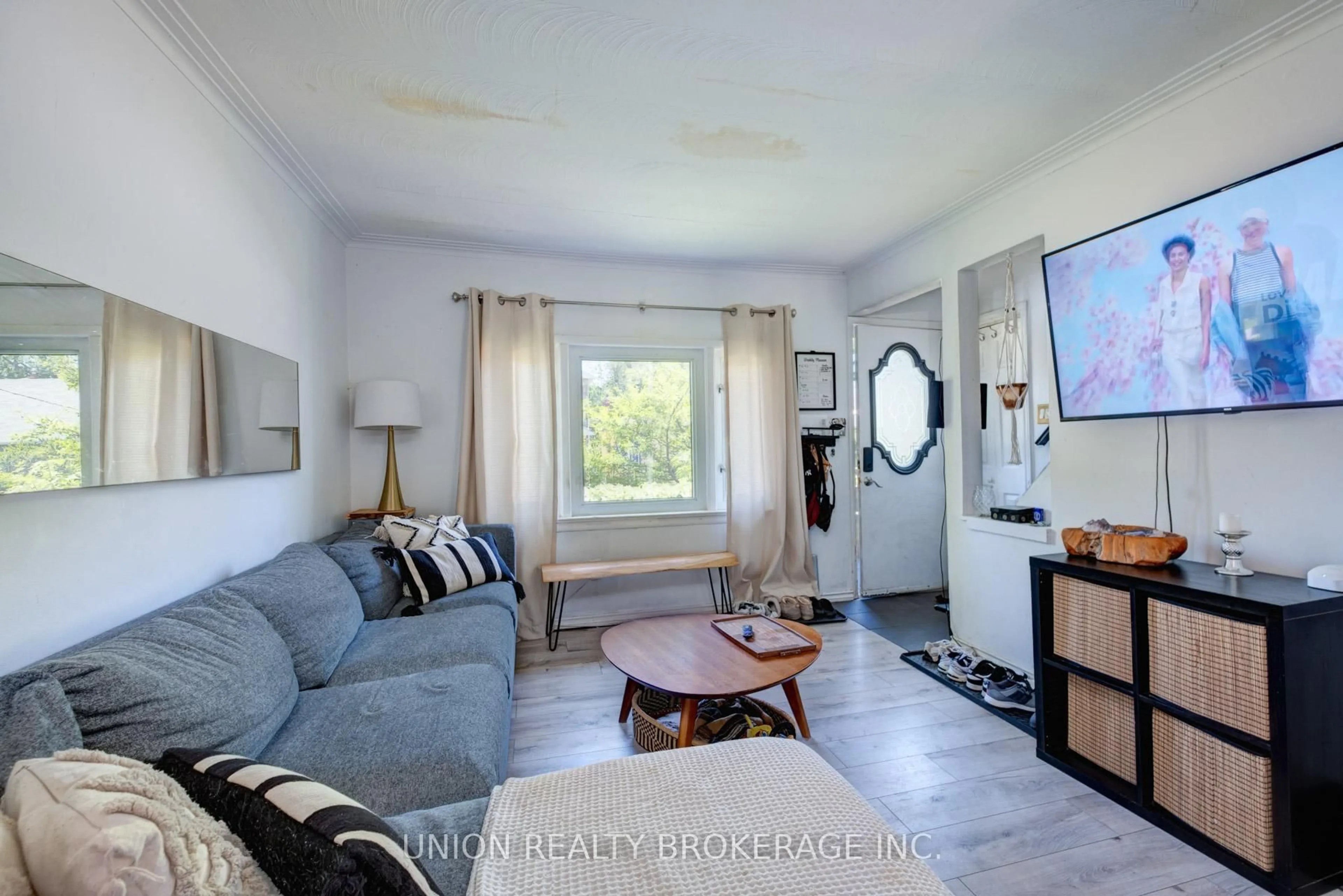 Living room with furniture, unknown for 72 Sandown Ave, Toronto Ontario M1N 3W3