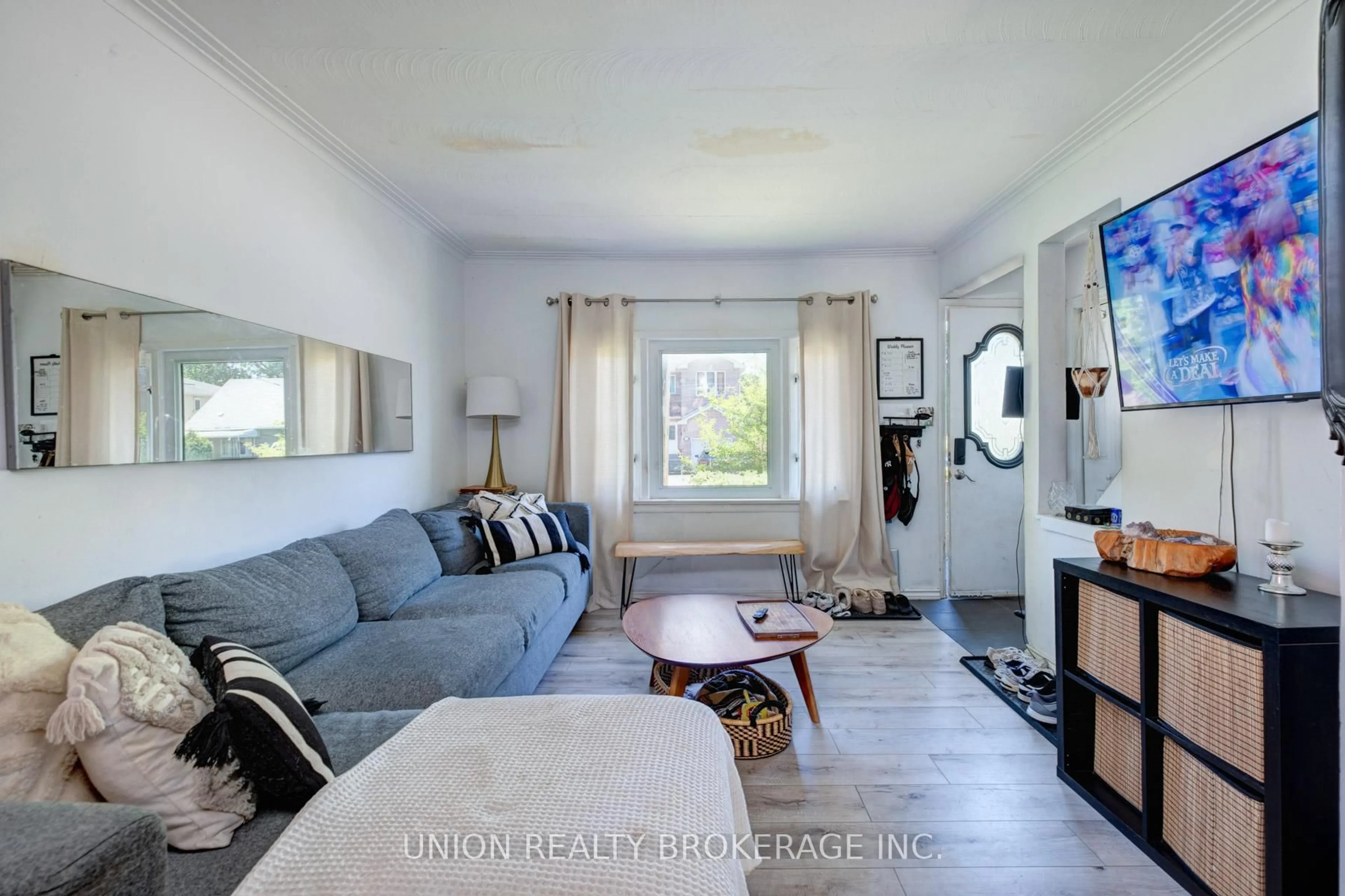 Living room with furniture, unknown for 72 Sandown Ave, Toronto Ontario M1N 3W3