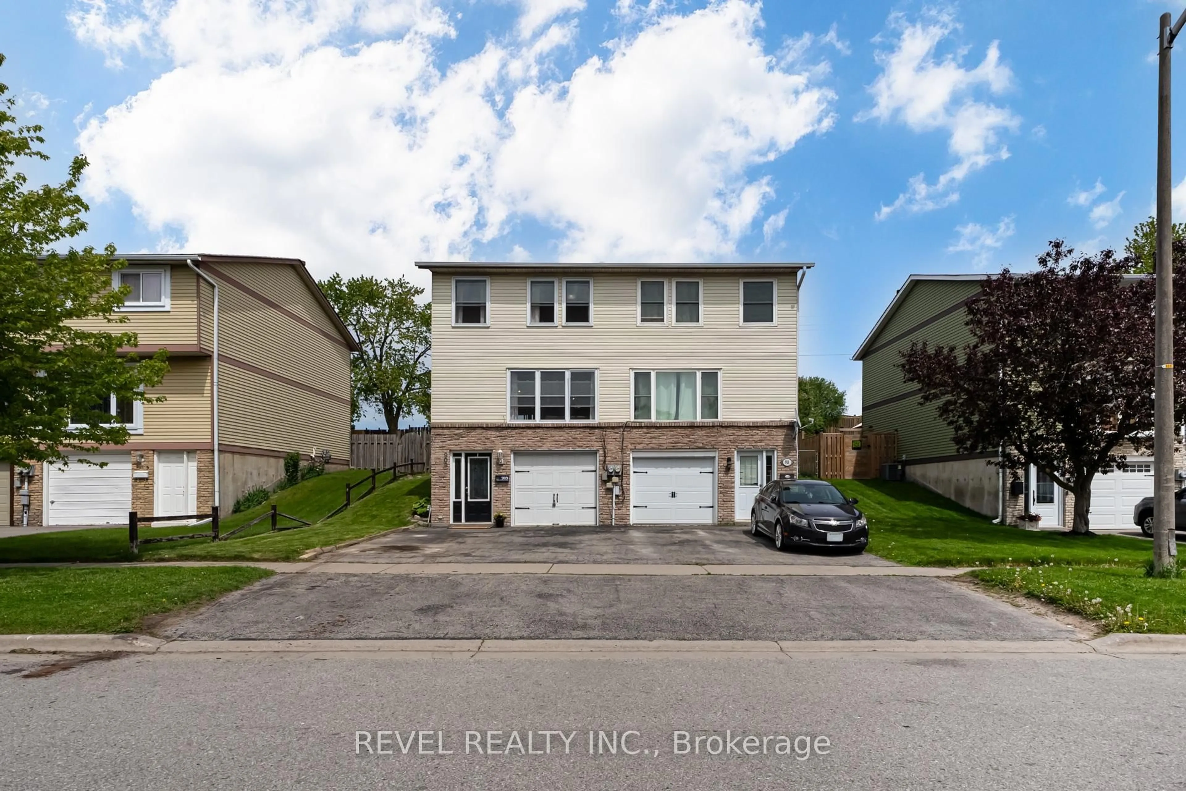 A pic from outside/outdoor area/front of a property/back of a property/a pic from drone, water/lake/river/ocean view for 909 Southridge St, Oshawa Ontario L1H 8A4