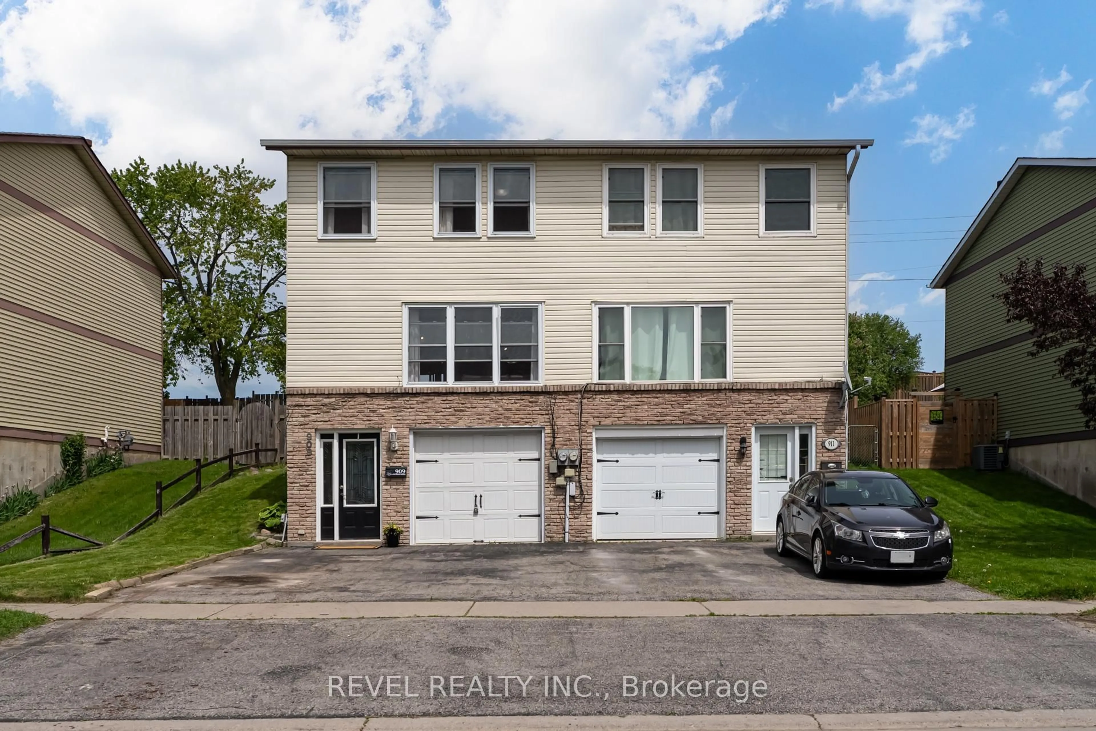 A pic from outside/outdoor area/front of a property/back of a property/a pic from drone, building for 909 Southridge St, Oshawa Ontario L1H 8A4