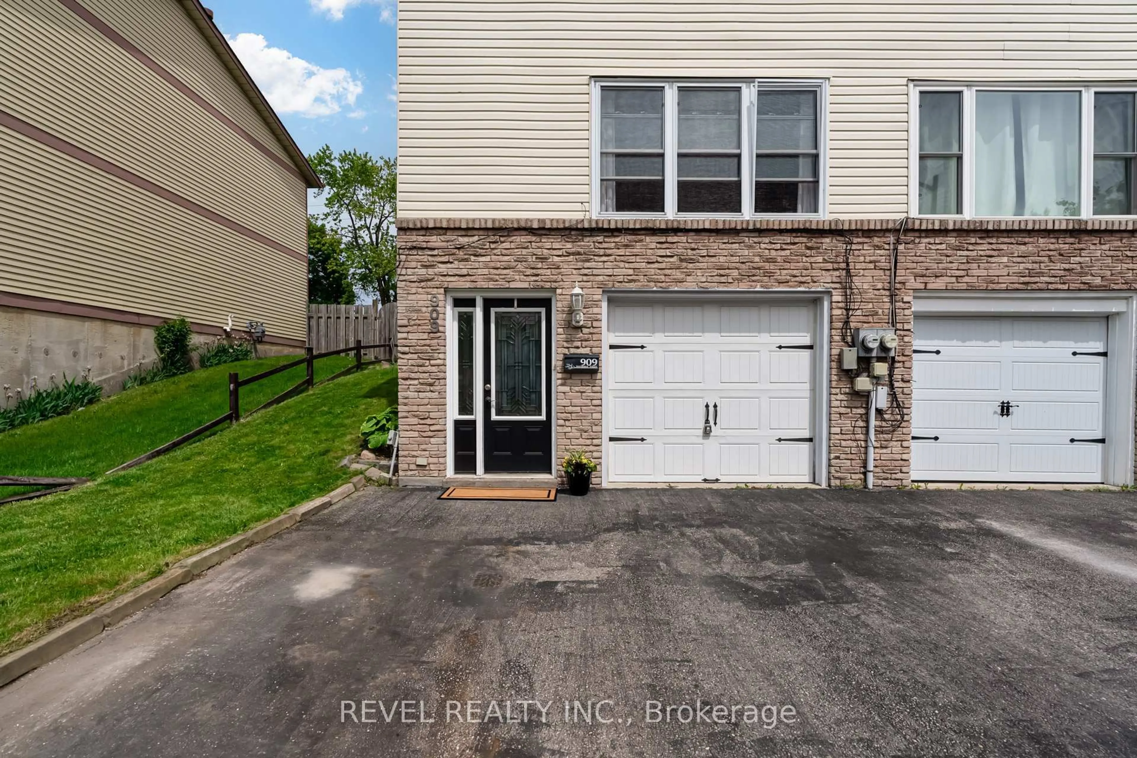 A pic from outside/outdoor area/front of a property/back of a property/a pic from drone, street for 909 Southridge St, Oshawa Ontario L1H 8A4