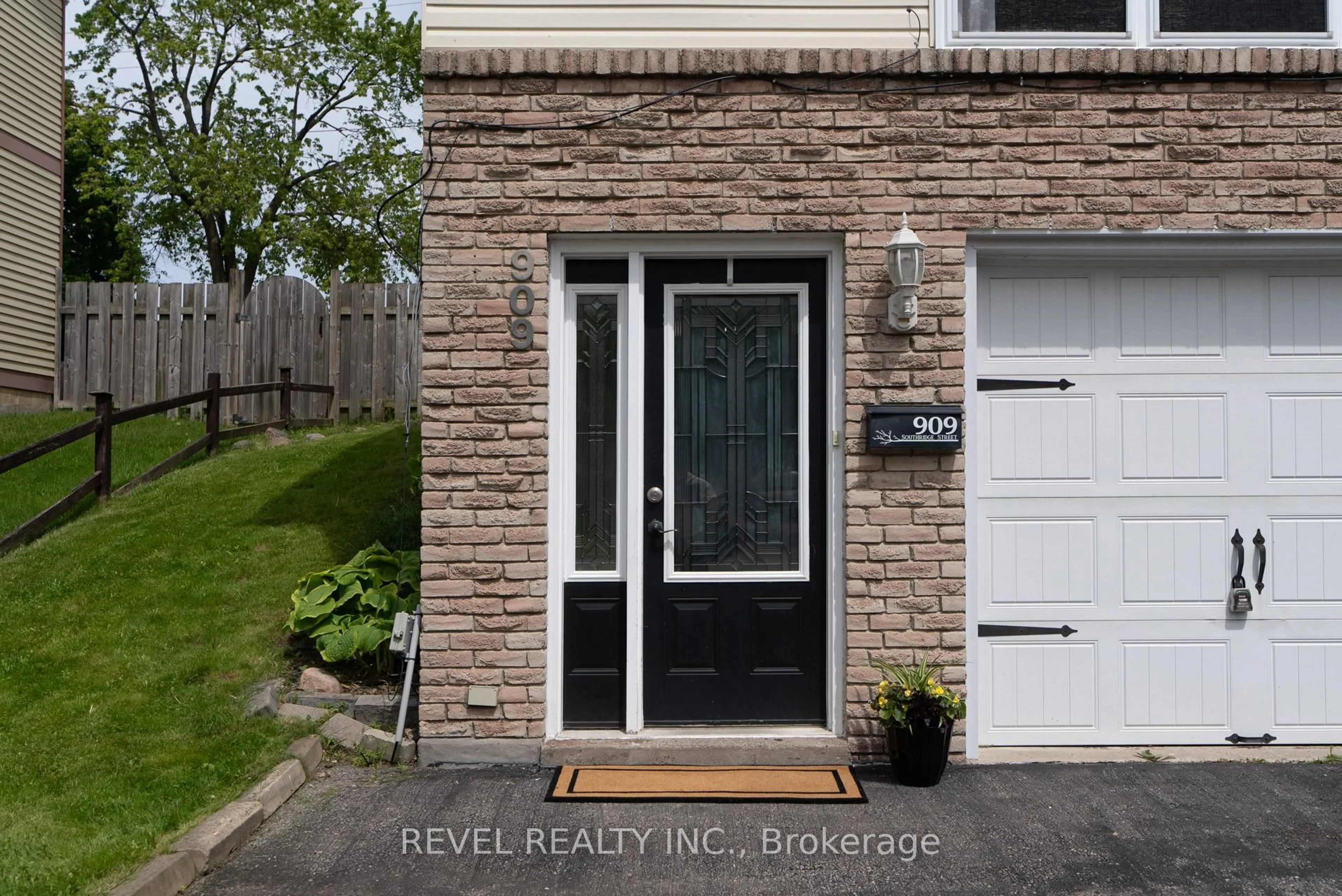 Indoor entryway for 909 Southridge St, Oshawa Ontario L1H 8A4