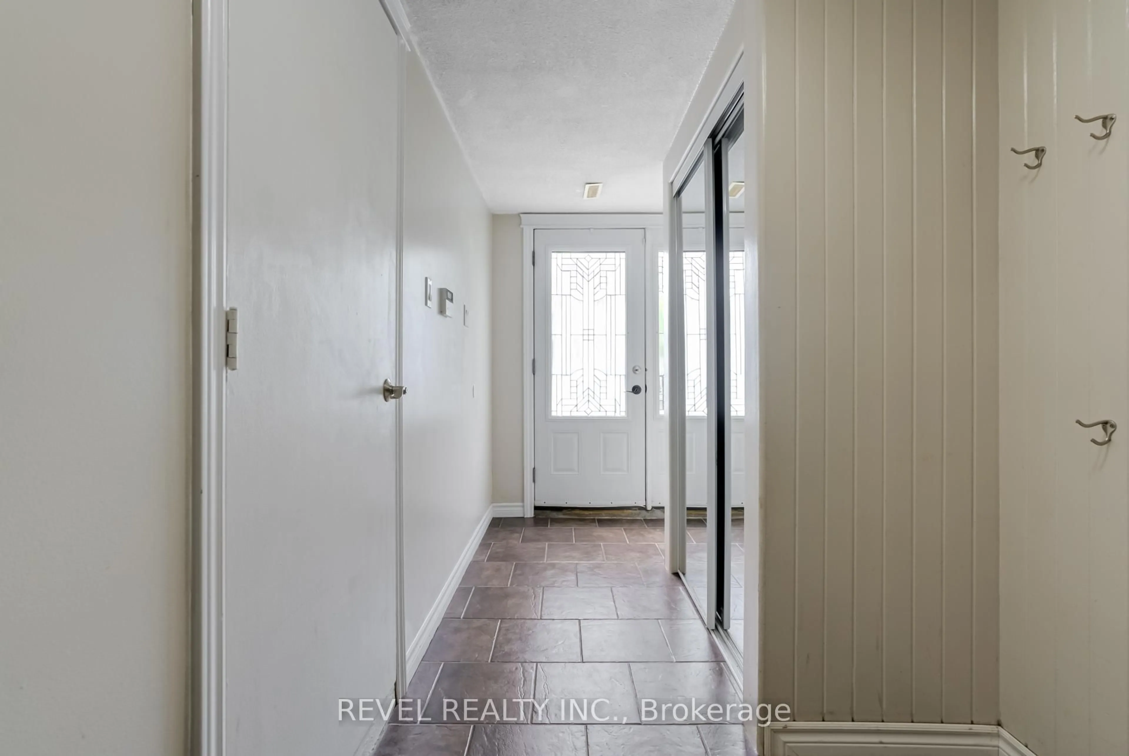 Indoor entryway for 909 Southridge St, Oshawa Ontario L1H 8A4