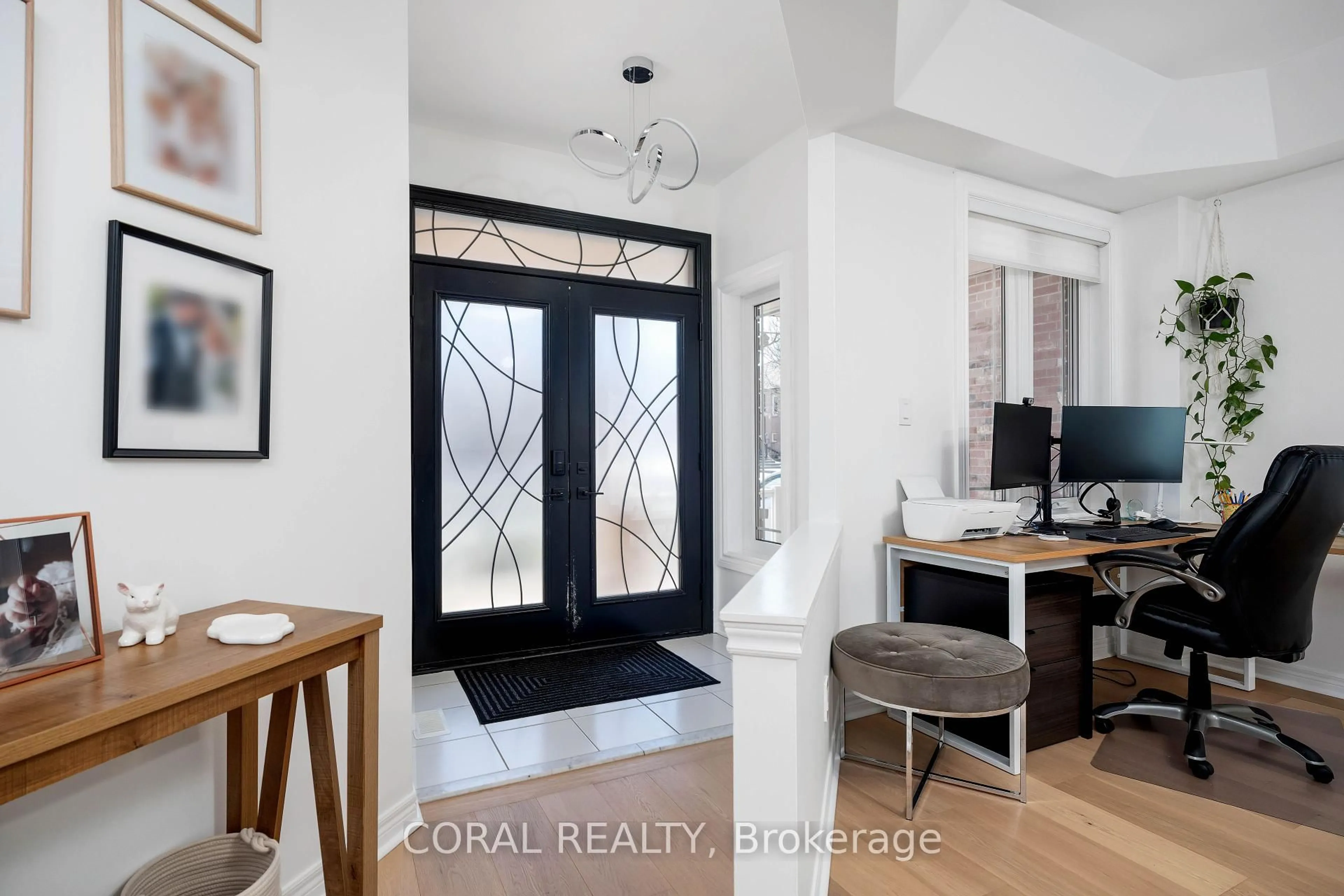 Indoor entryway for 947 Wingarden Cres, Pickering Ontario L1V 7C4