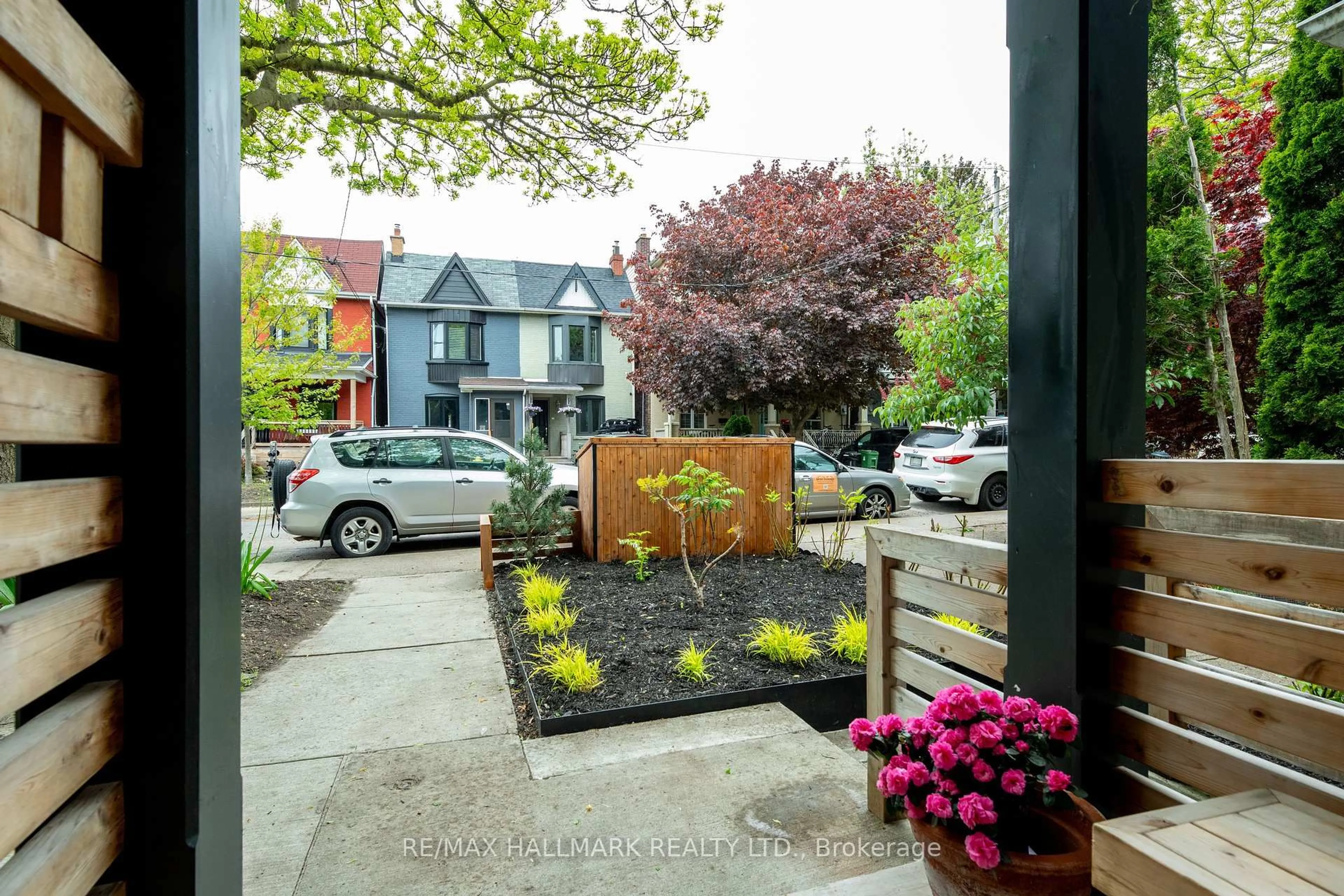 Patio, street for 39 Seymour Ave, Toronto Ontario M4J 3T3