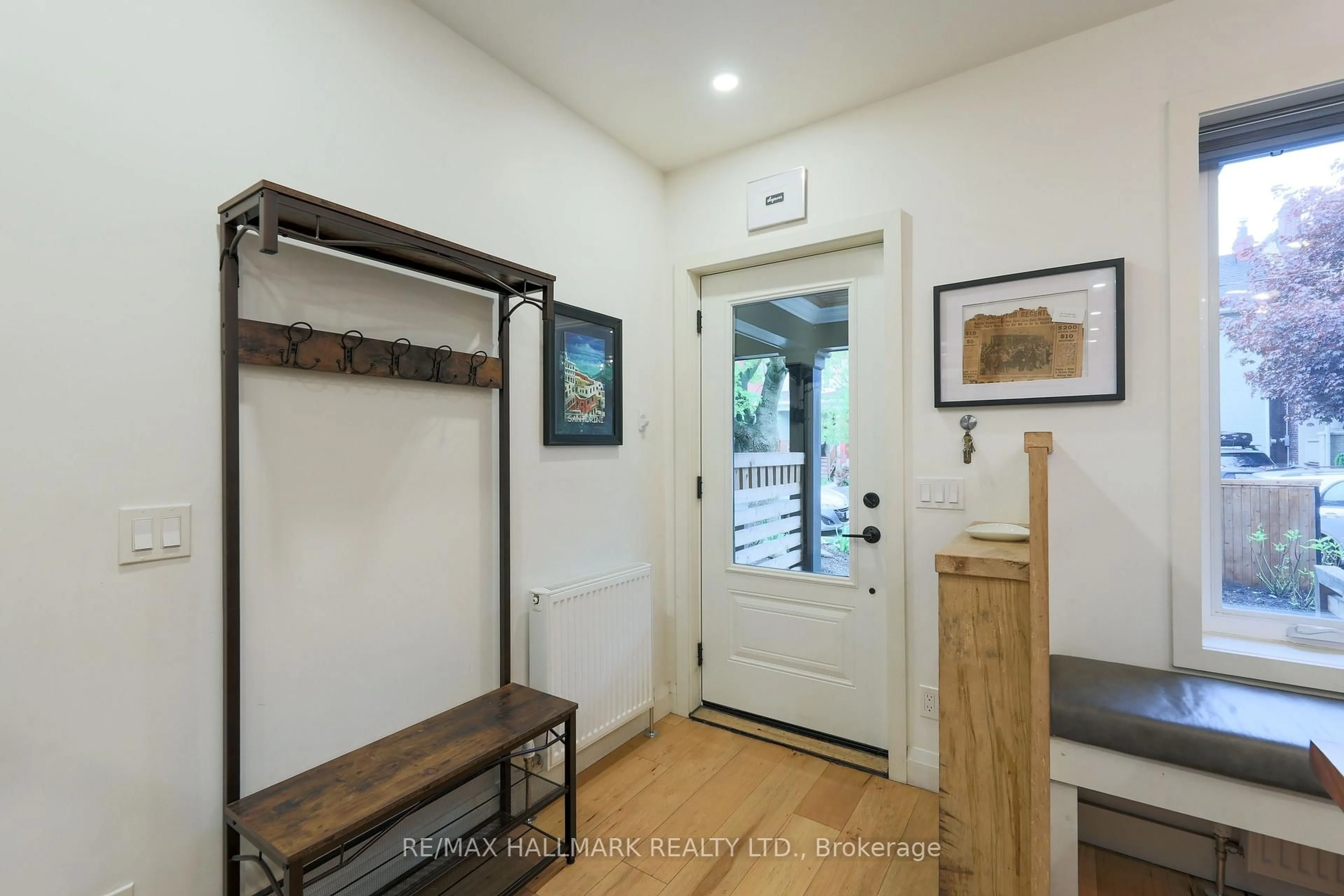 Indoor entryway for 39 Seymour Ave, Toronto Ontario M4J 3T3