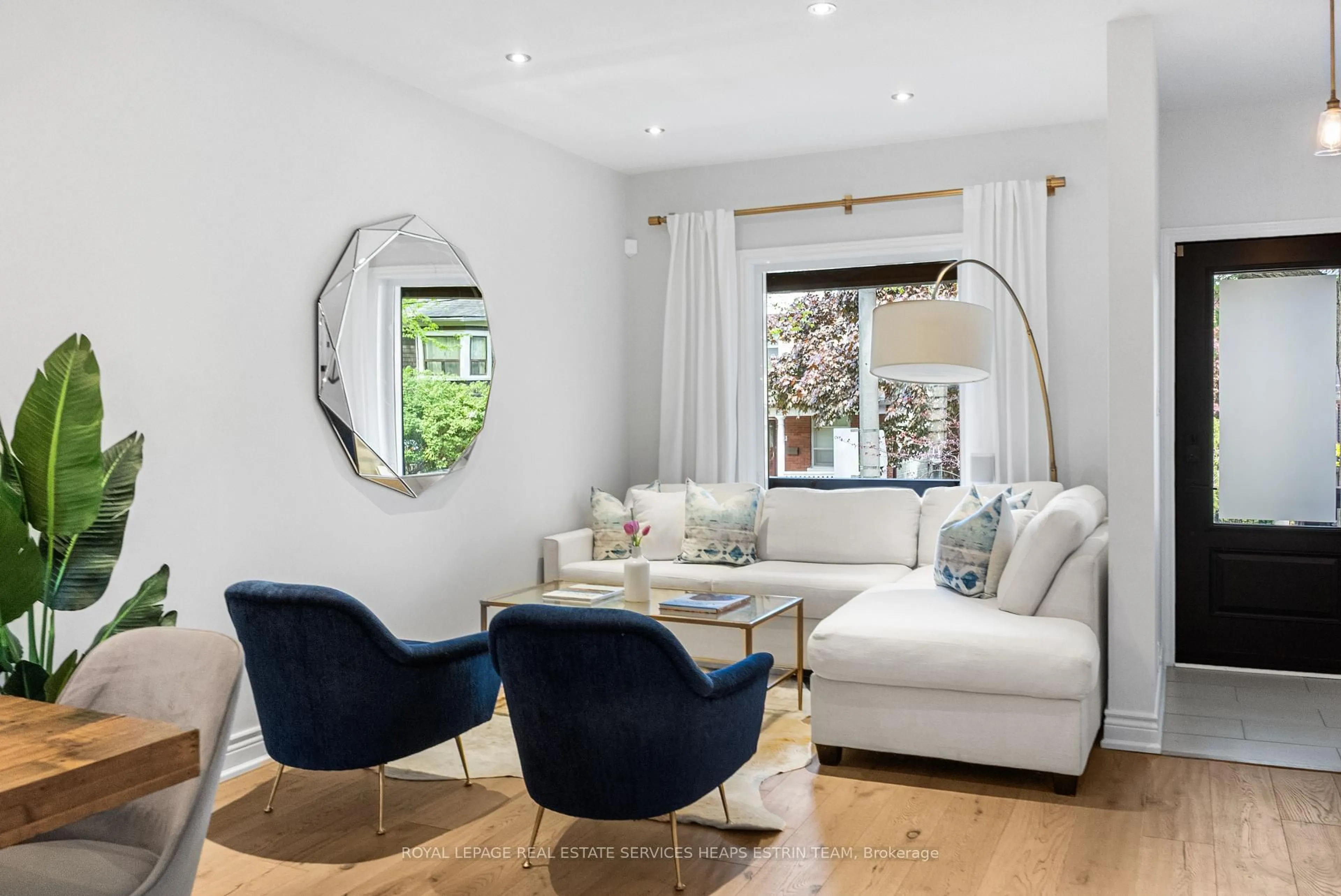 Living room with furniture, unknown for 20 Howland Rd, Toronto Ontario M4K 2Z6