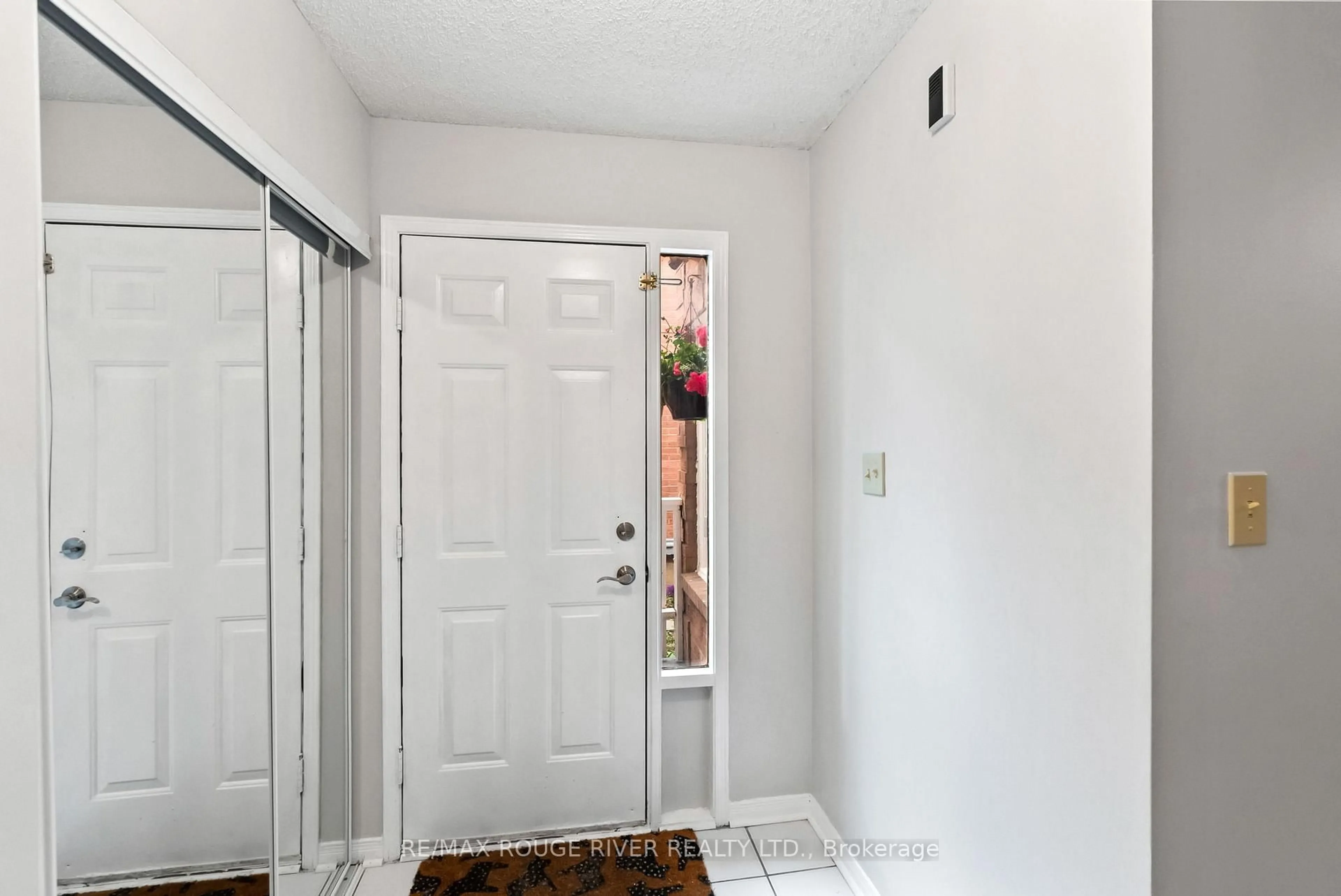 Indoor entryway for 31 Sharp Cres, Ajax Ontario L1T 3R1