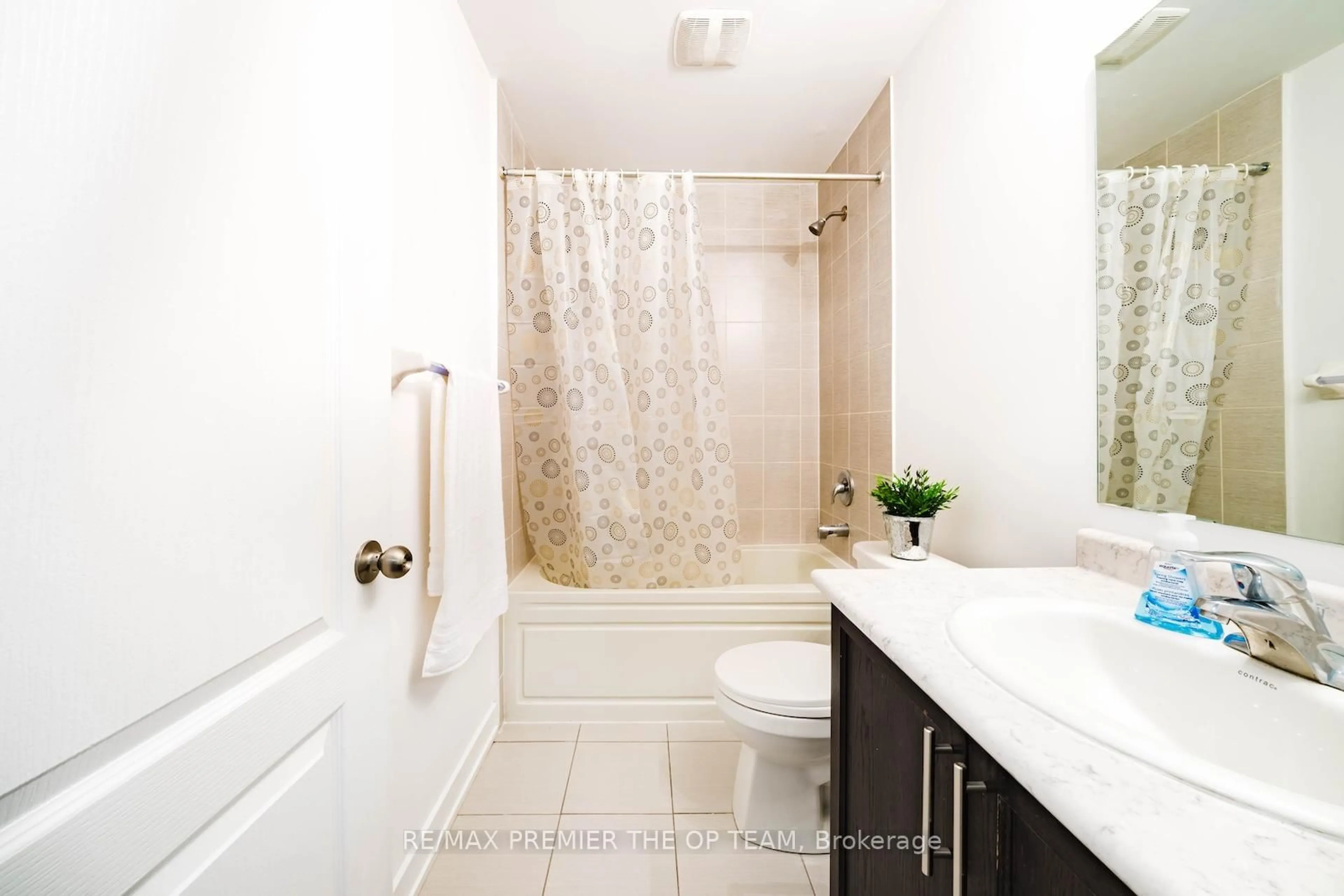 Standard bathroom, ceramic/tile floor for 964 Kicking Horse Path, Oshawa Ontario L1J 0B4