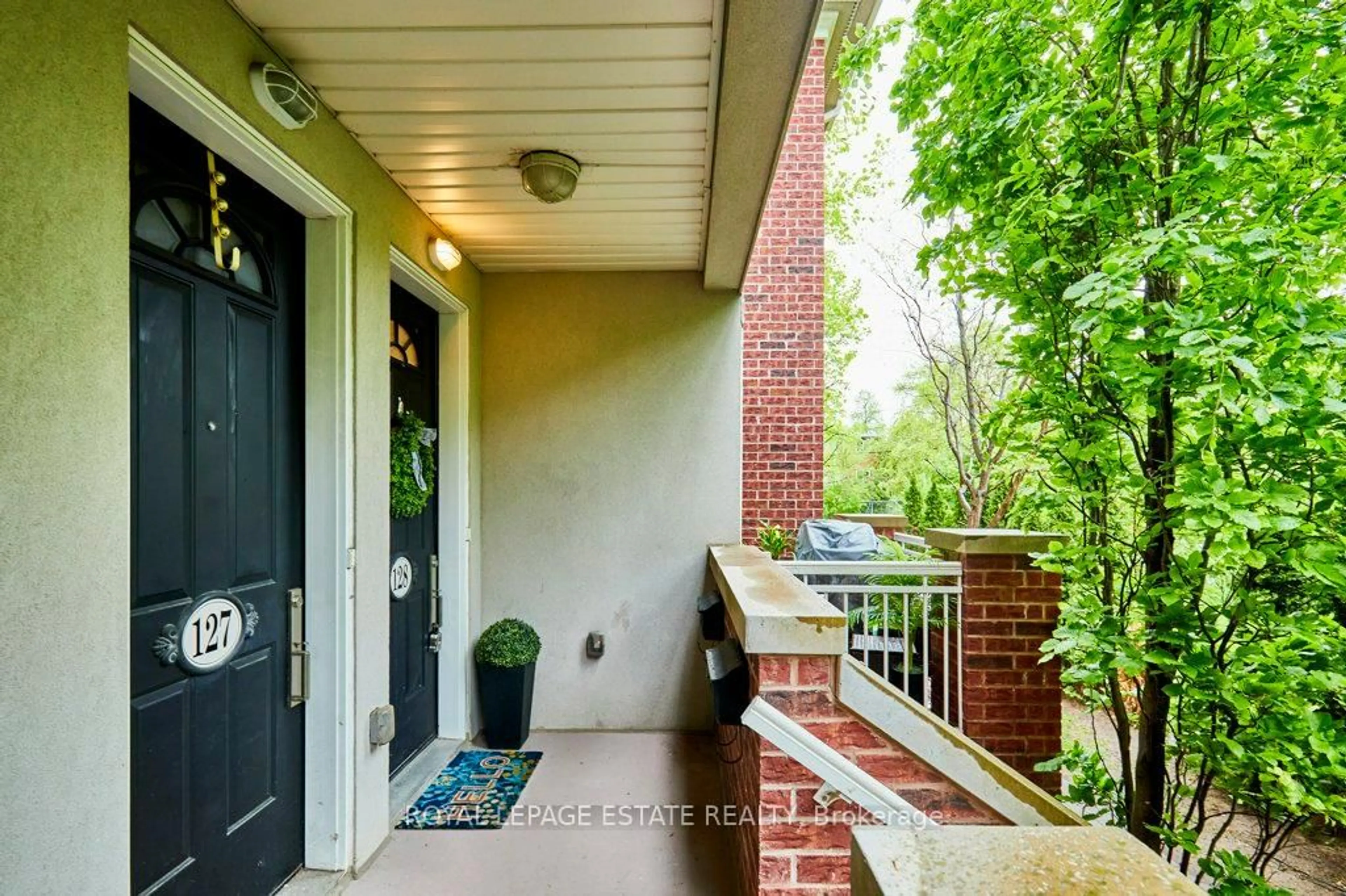 Indoor entryway for 2320 Gerrard St #128, Toronto Ontario M4E 2E1