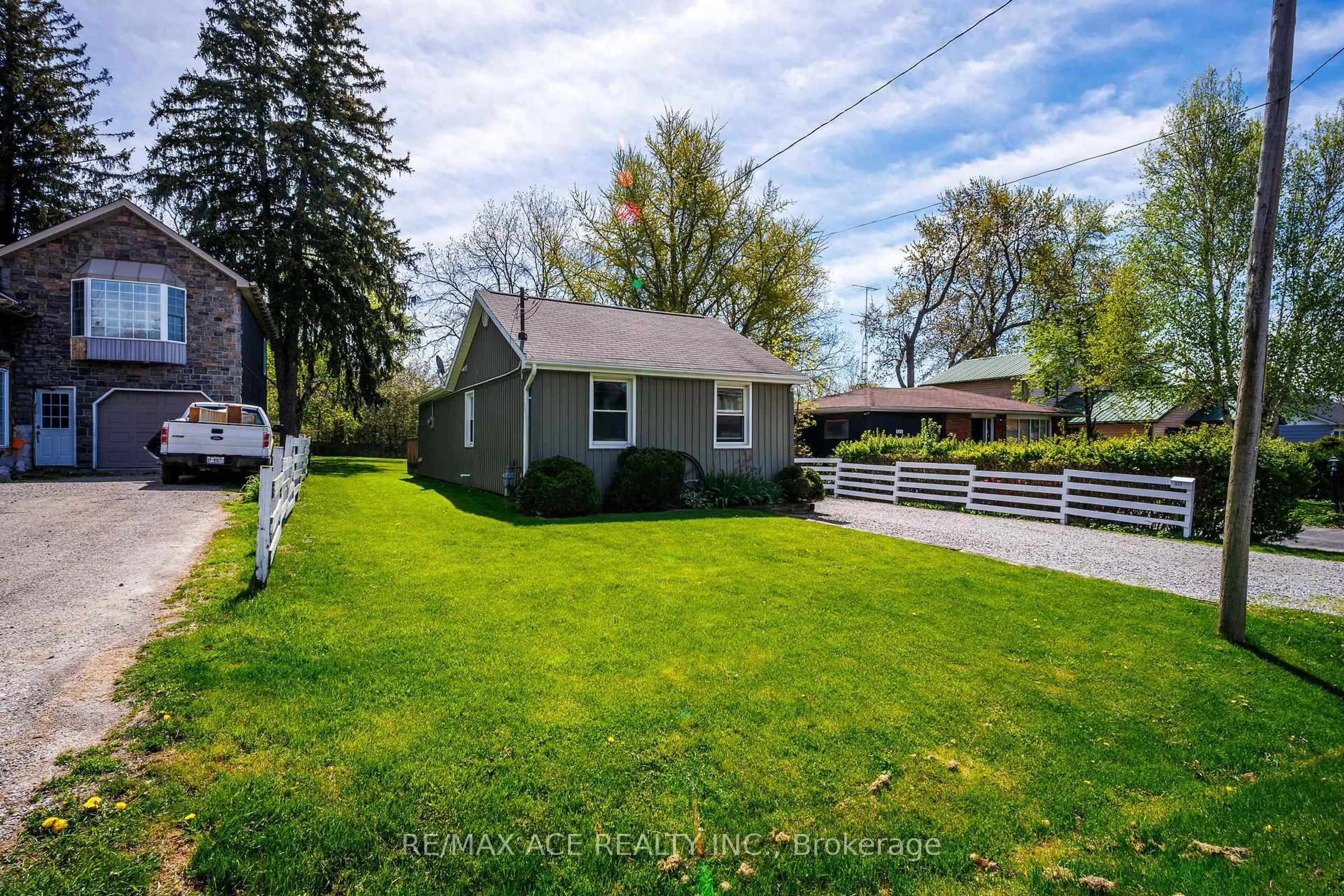 A pic from outside/outdoor area/front of a property/back of a property/a pic from drone, street for 327 Dyson Rd, Pickering Ontario L1W 2N1