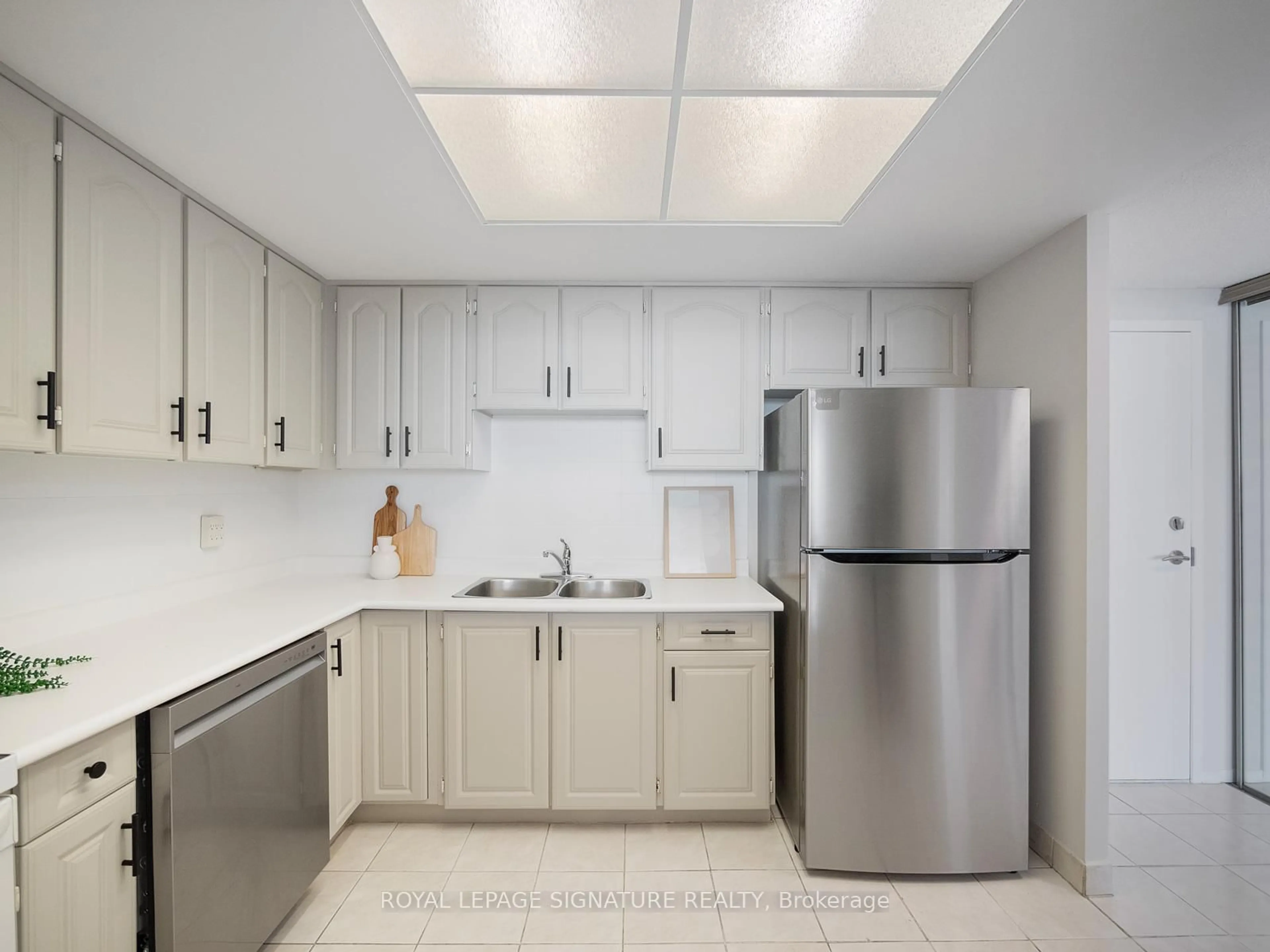 Standard kitchen, unknown for 20 Dean Park Rd #908, Toronto Ontario M1B 3G9