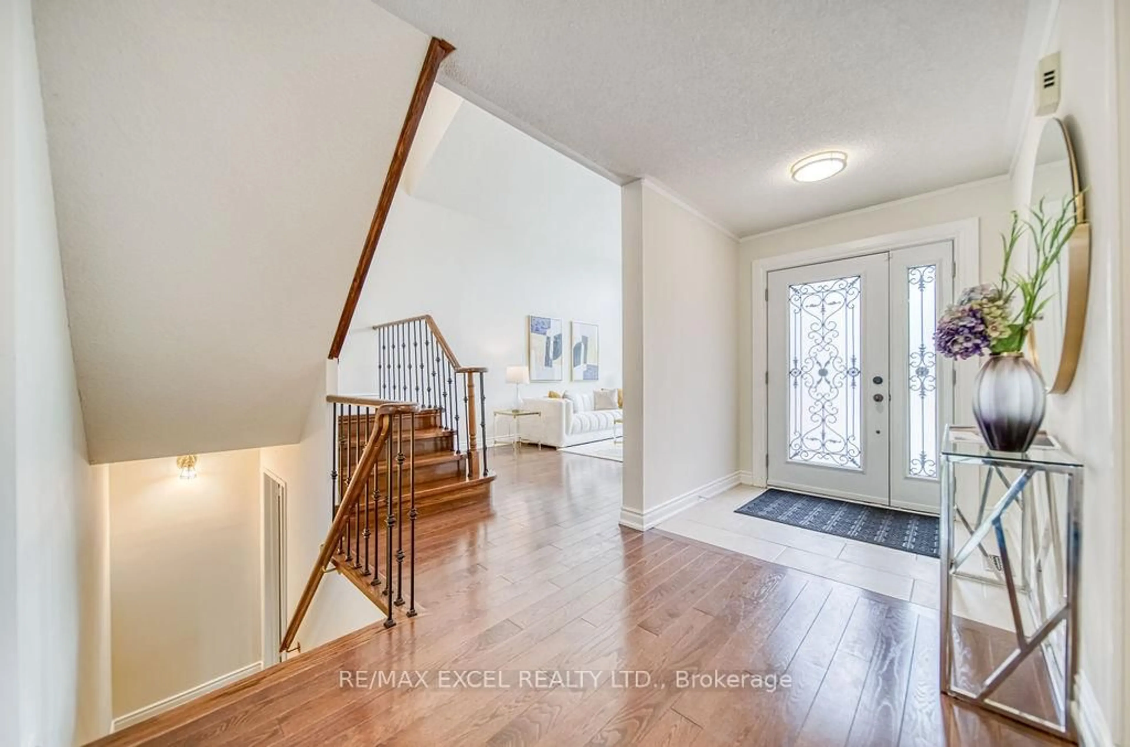 Indoor entryway for 1619 Amberlea Rd, Pickering Ontario L1V 5P3