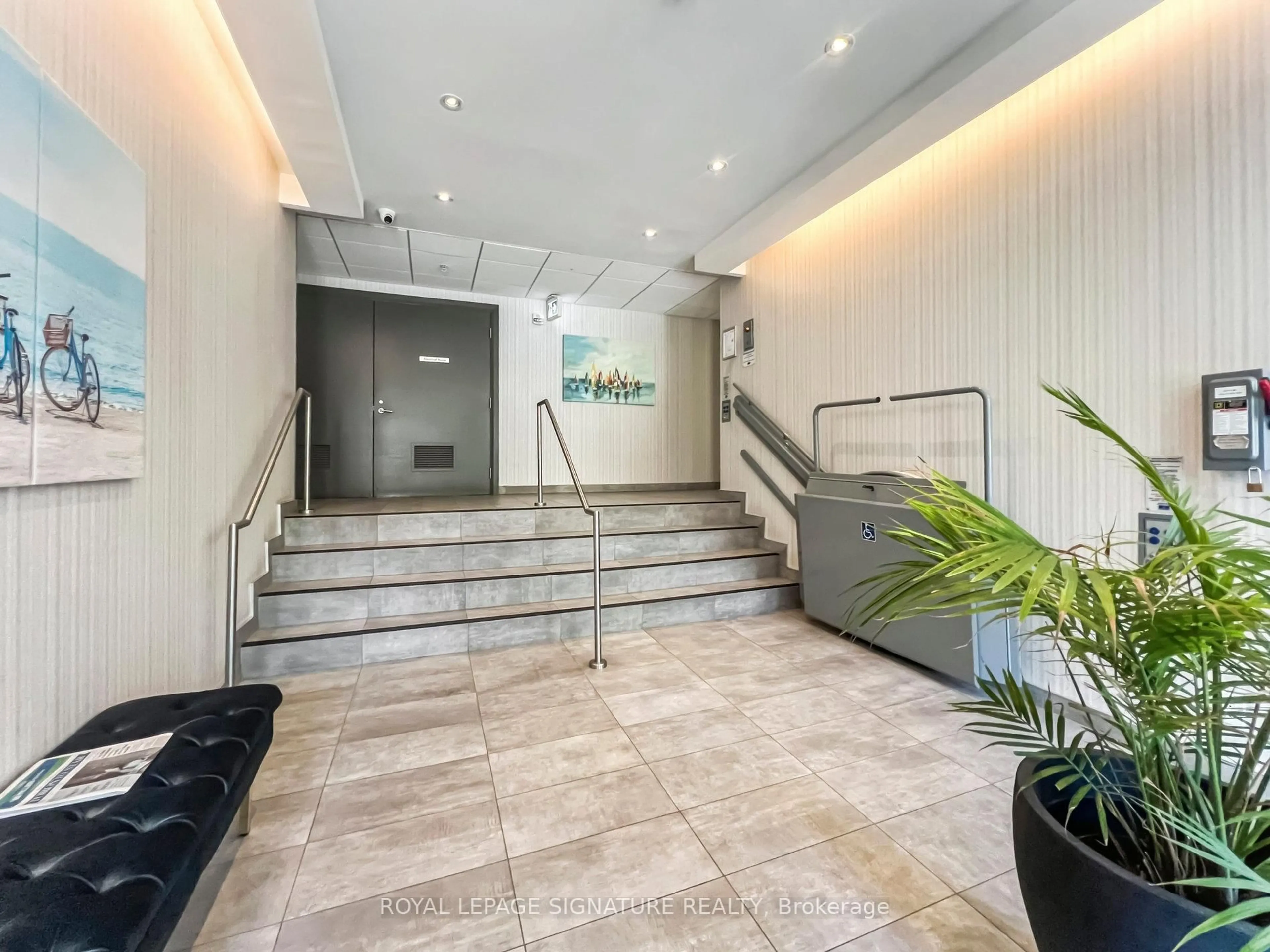 Indoor foyer for 580 Kingston Rd #504, Toronto Ontario M4E 1P9