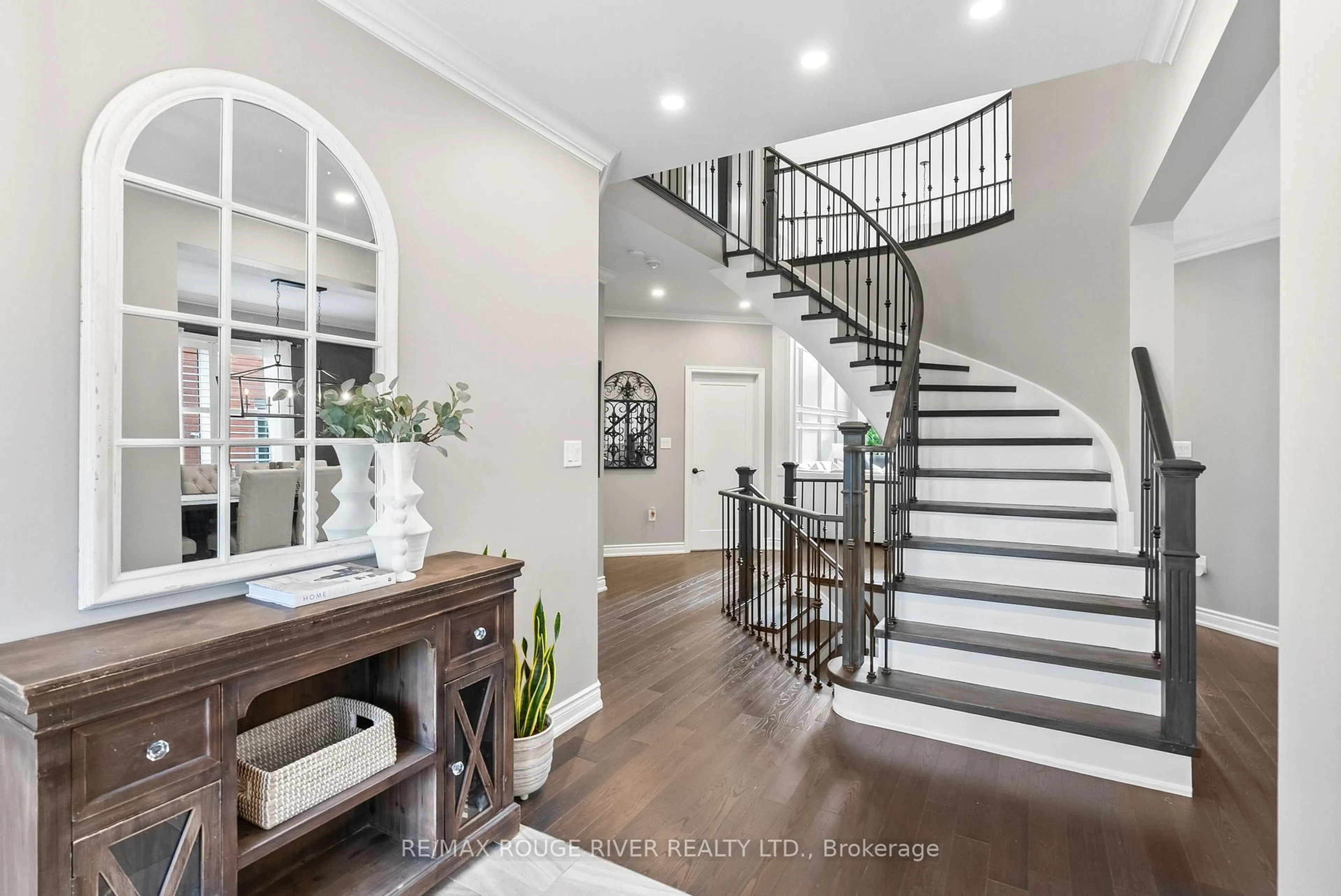 Indoor entryway for 23 Gilchrist Crt, Whitby Ontario L1R 2P3
