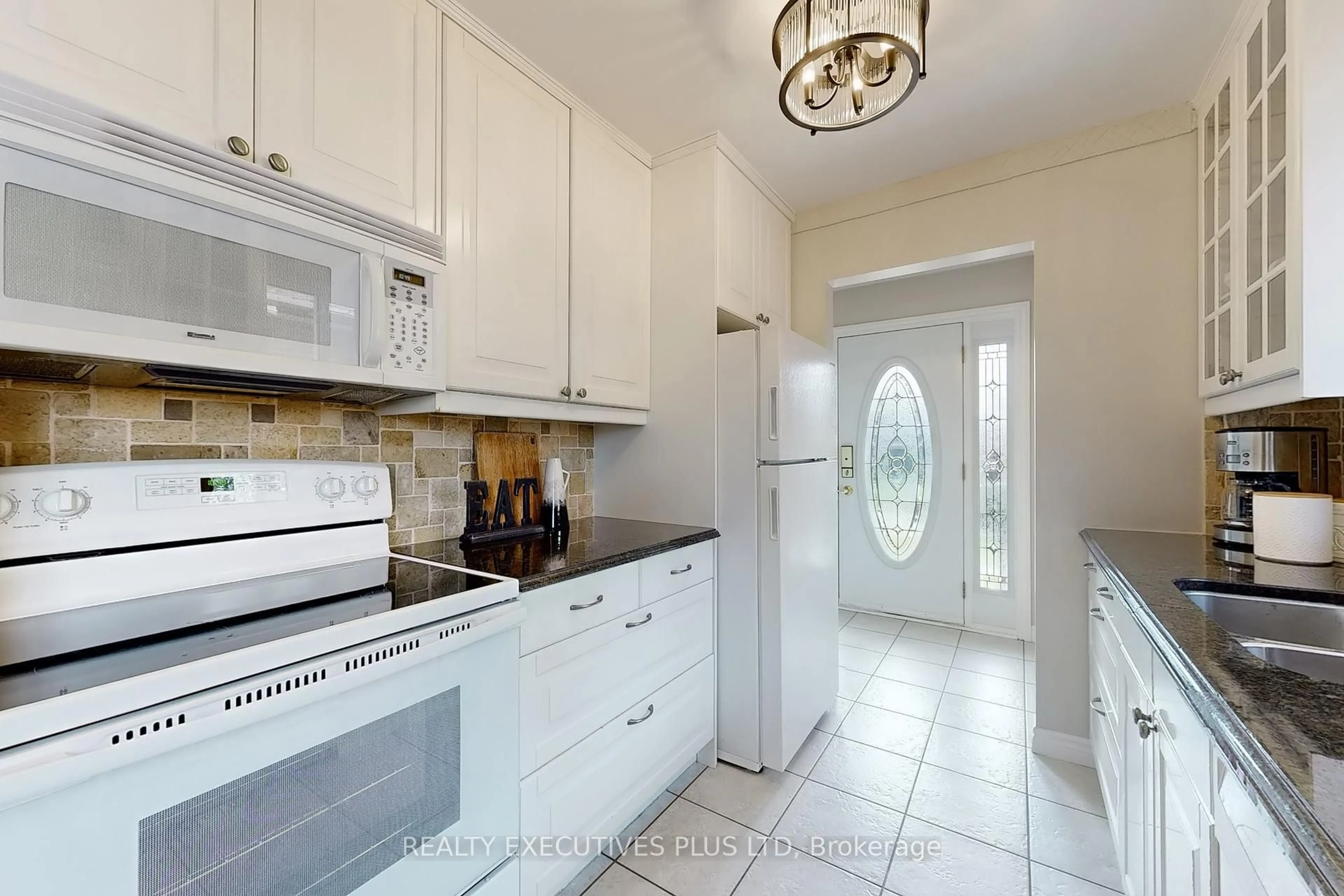 Standard kitchen, ceramic/tile floor for 1304 Wharf St, Pickering Ontario L1W 1A4