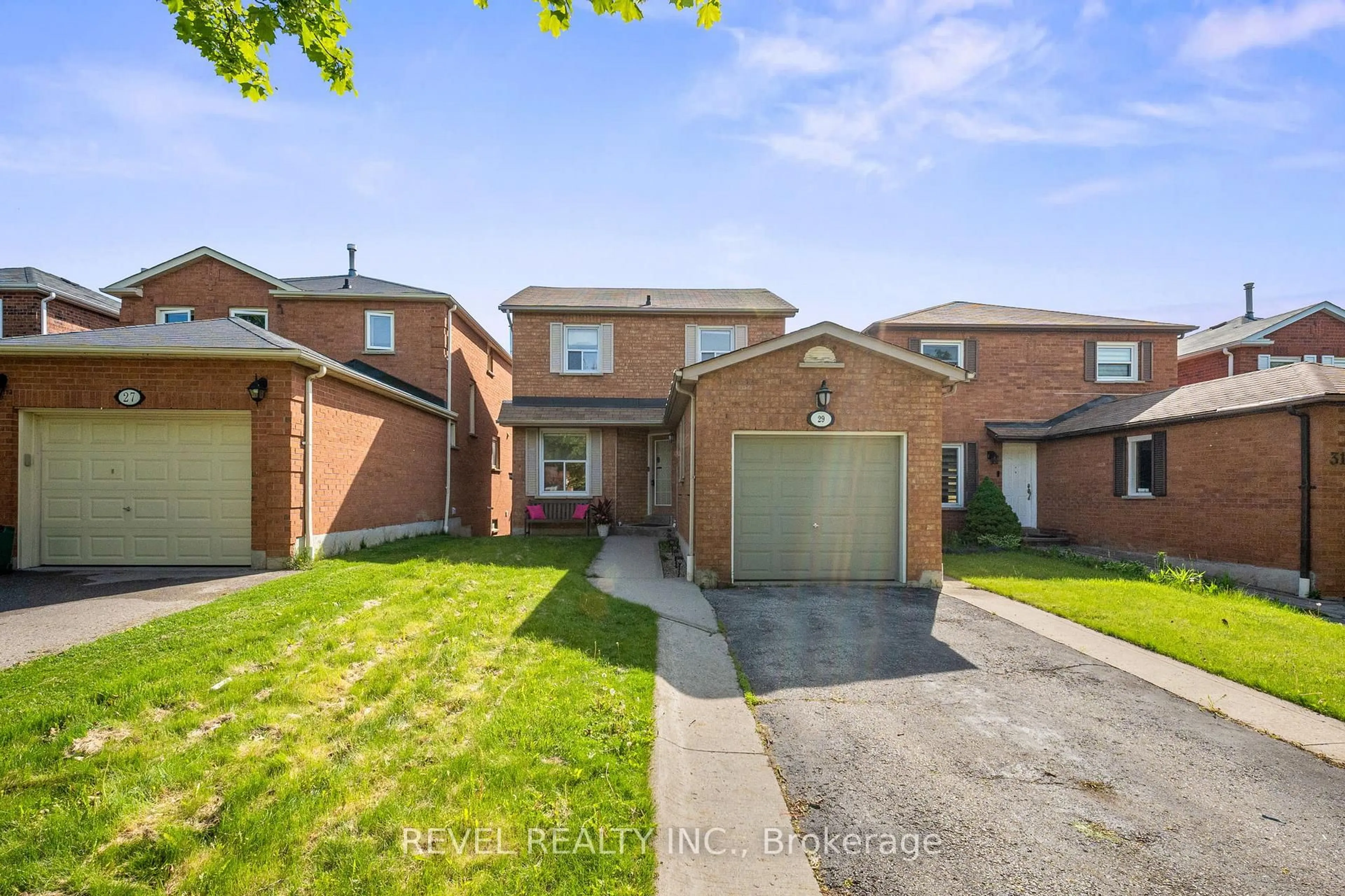 A pic from outside/outdoor area/front of a property/back of a property/a pic from drone, street for 29 Fernbank Pl, Whitby Ontario L1R 1S9