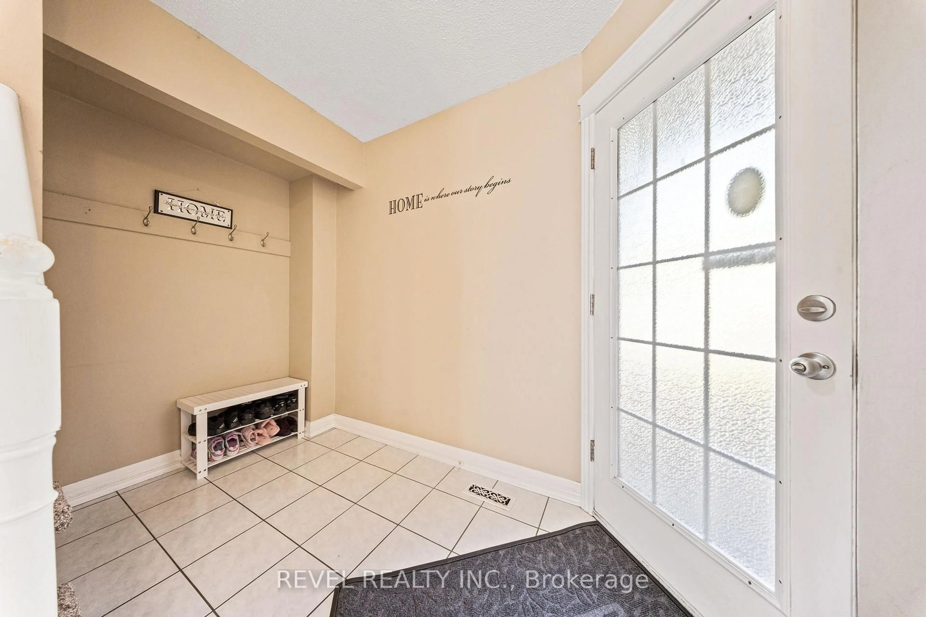 Indoor entryway for 29 Fernbank Pl, Whitby Ontario L1R 1S9