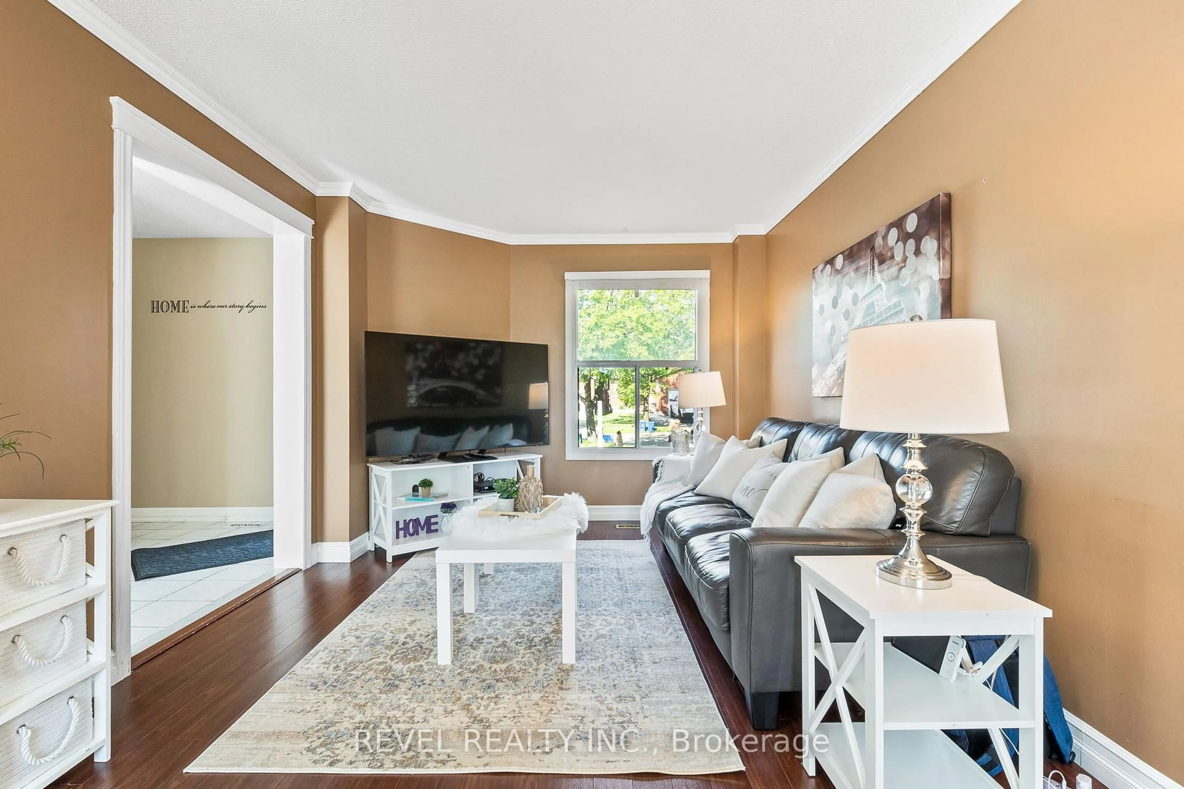 Living room with furniture, unknown for 29 Fernbank Pl, Whitby Ontario L1R 1S9
