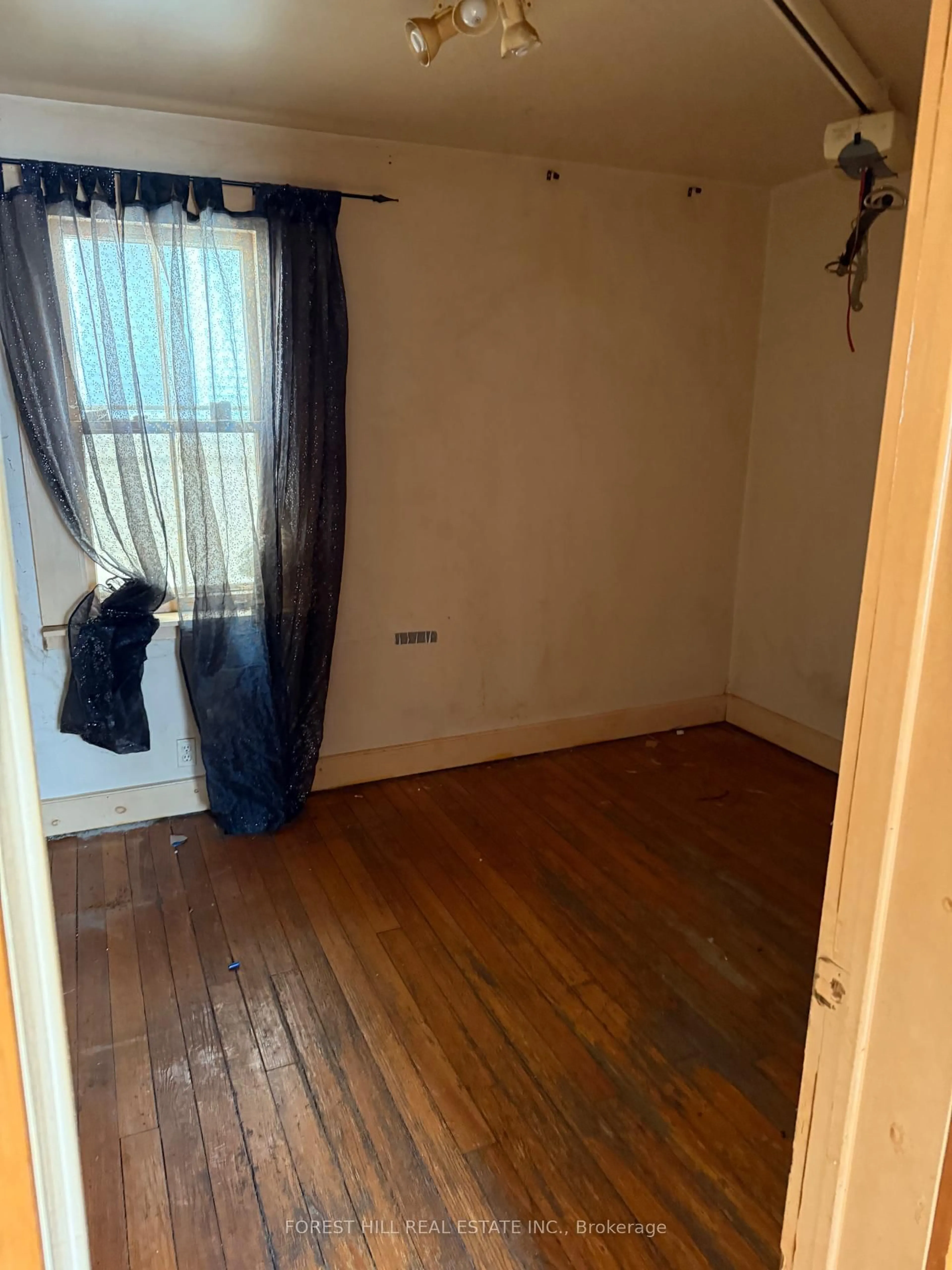 A pic of a room for 91 Haslam St, Toronto Ontario M6H 1W8