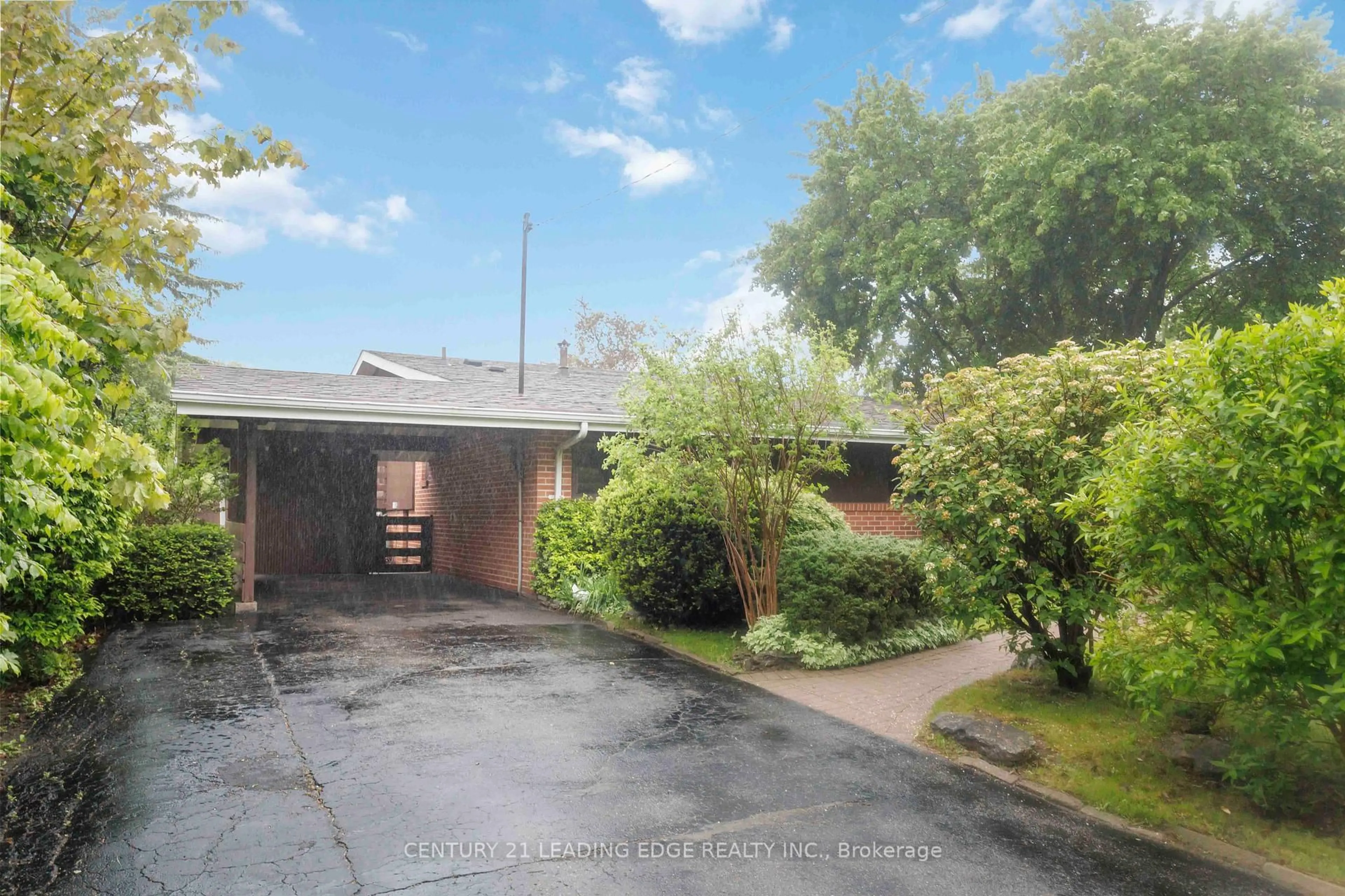 A pic from outside/outdoor area/front of a property/back of a property/a pic from drone, street for 29 LESTERWOOD Cres, Toronto Ontario M1P 3L5