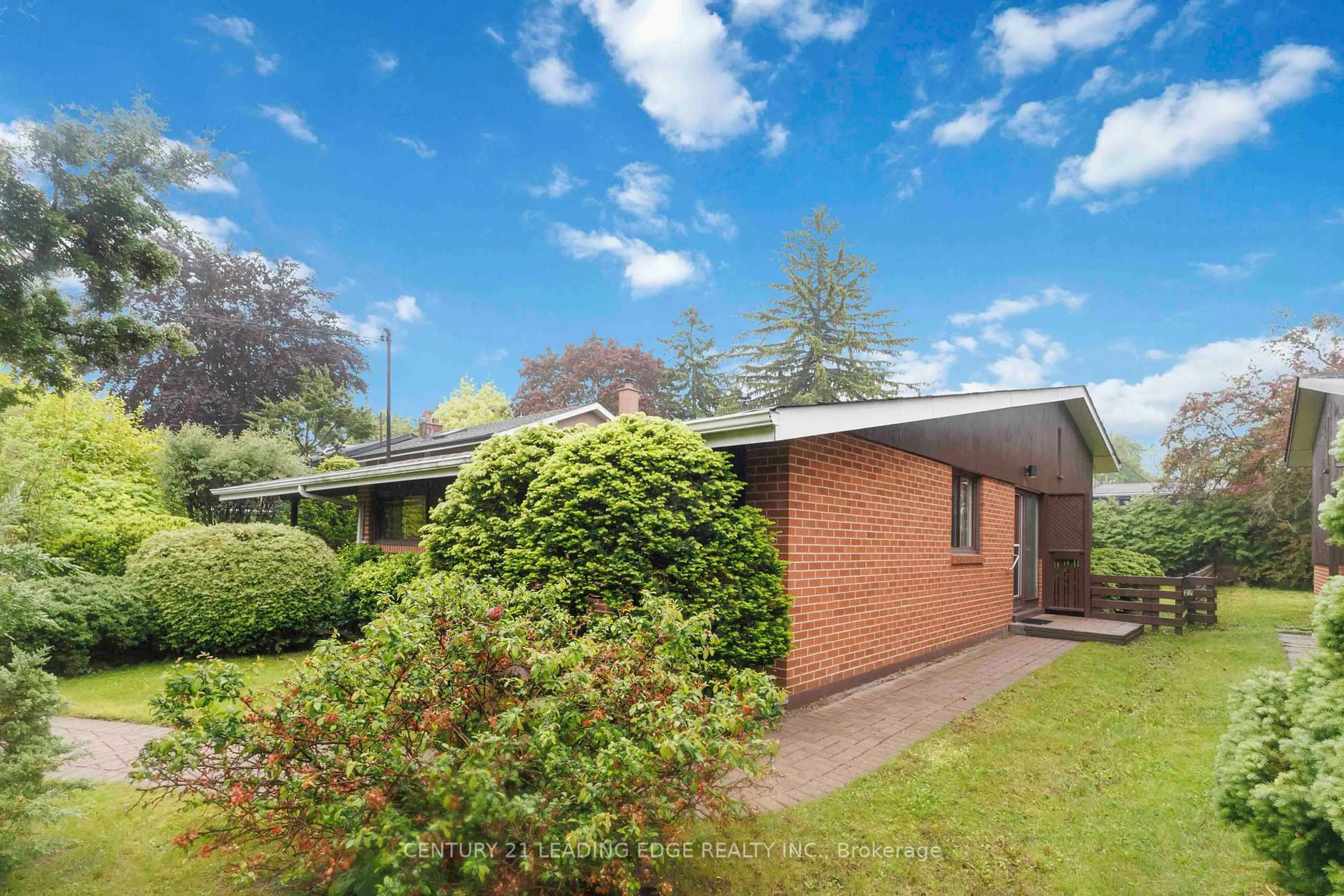 A pic from outside/outdoor area/front of a property/back of a property/a pic from drone, building for 29 LESTERWOOD Cres, Toronto Ontario M1P 3L5