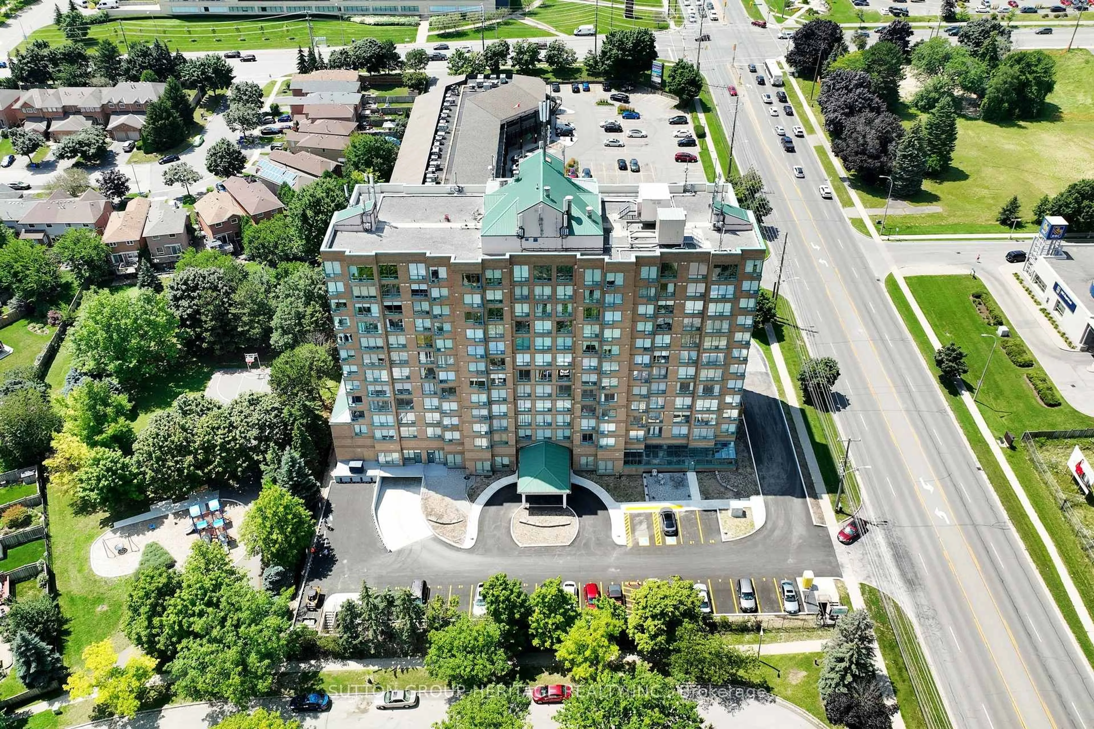 A pic from outside/outdoor area/front of a property/back of a property/a pic from drone, building for 711 Rossland Rd #509, Whitby Ontario L1N 8Z1