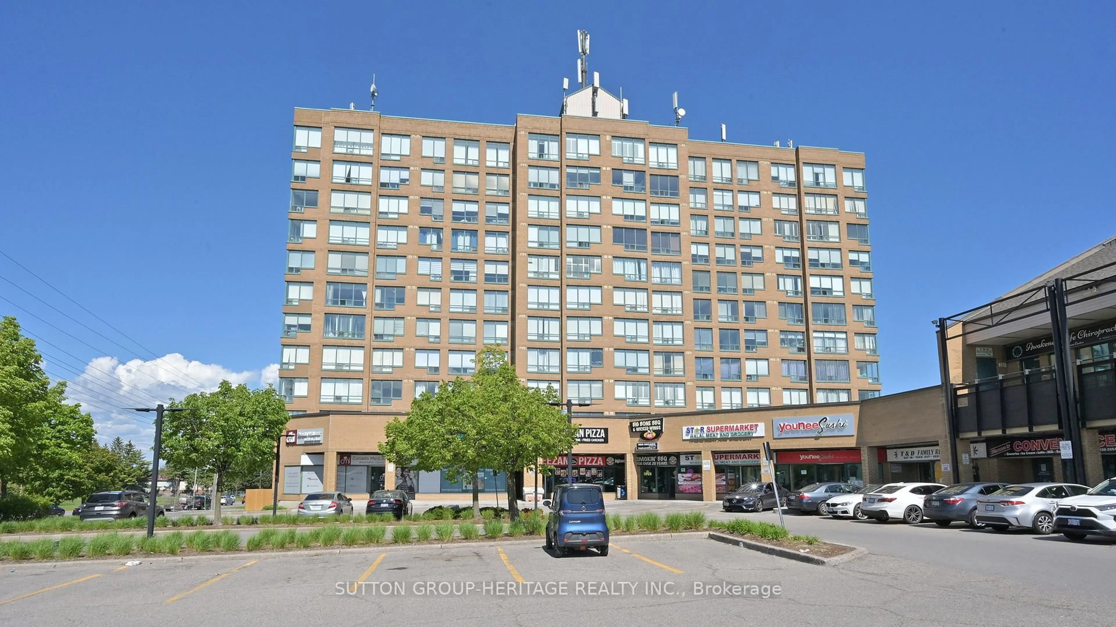 Indoor foyer for 711 Rossland Rd #509, Whitby Ontario L1N 8Z1
