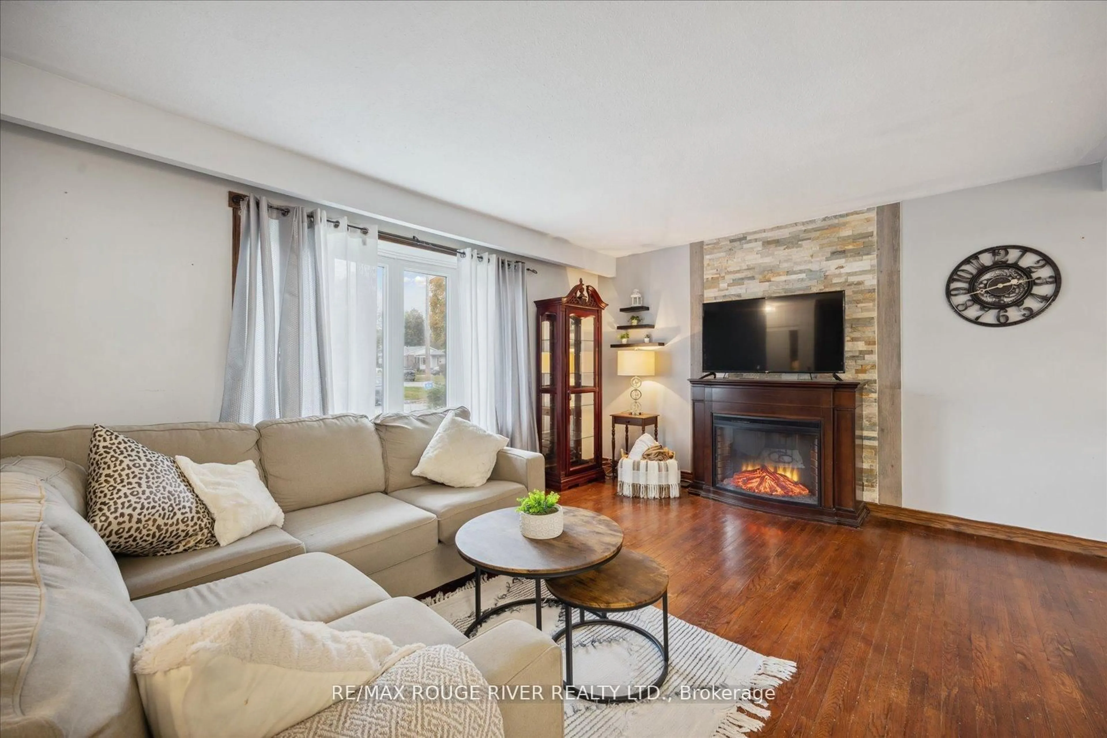 Living room with furniture, unknown for 224 Arden Dr, Oshawa Ontario L1G 1X5