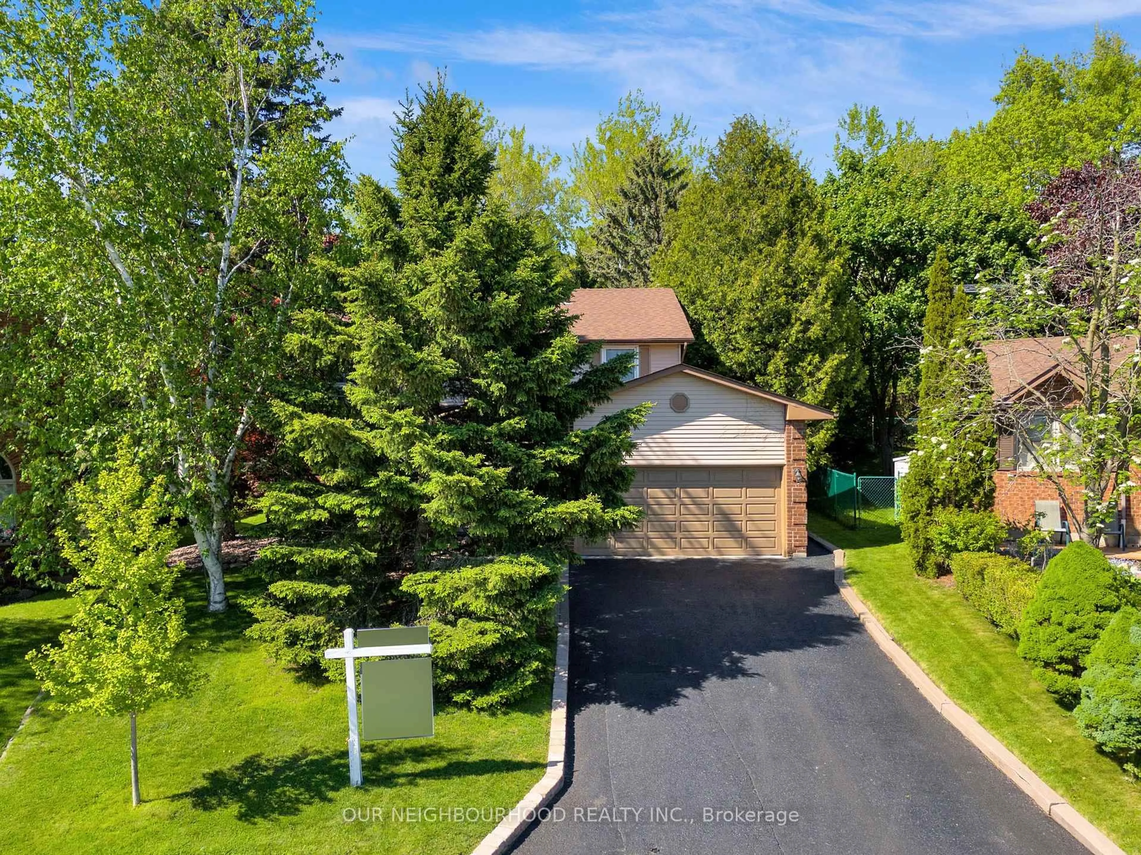 A pic from outside/outdoor area/front of a property/back of a property/a pic from drone, street for 303 Cumberland Crt, Oshawa Ontario L1H 8E7