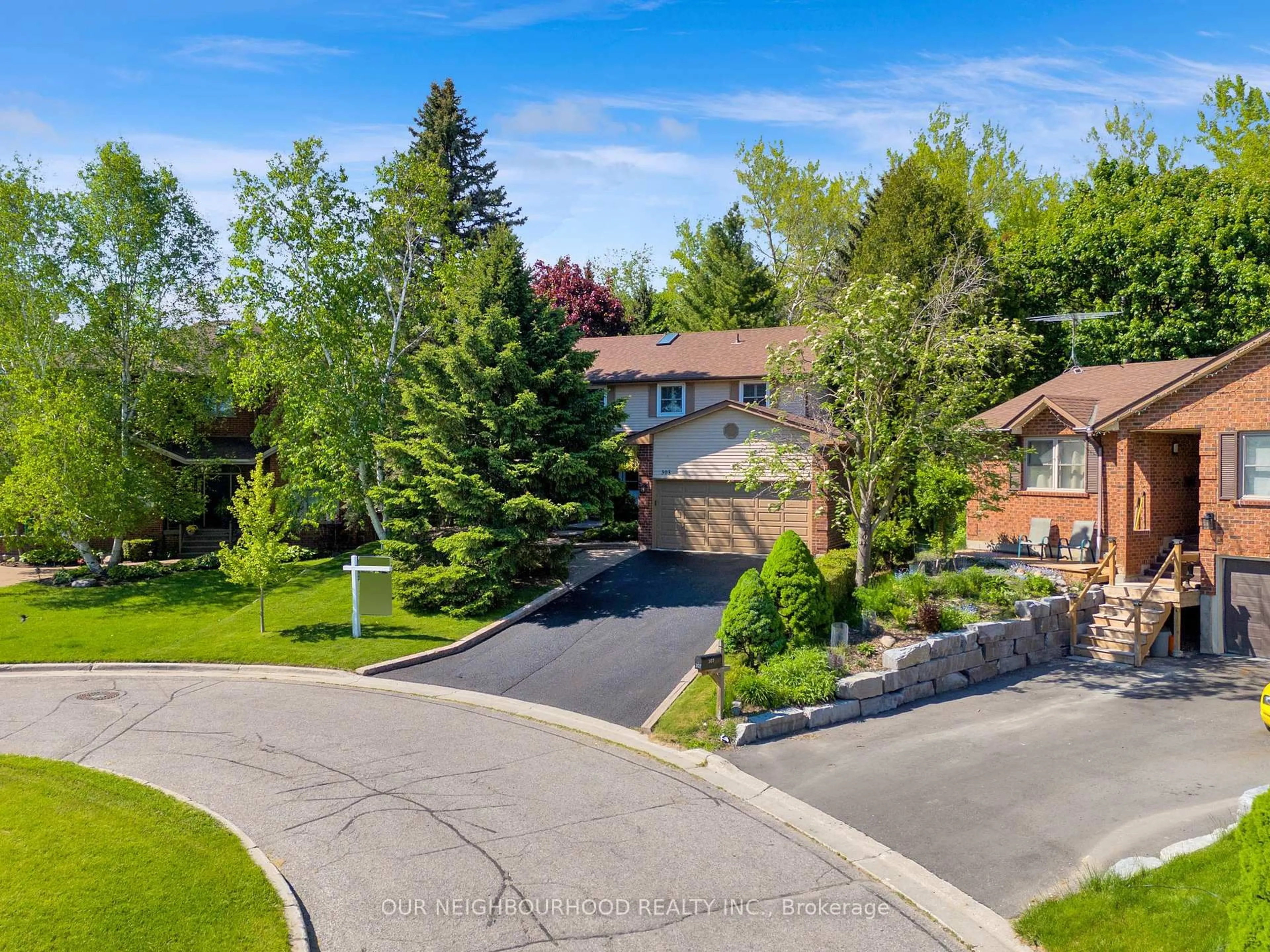 A pic from outside/outdoor area/front of a property/back of a property/a pic from drone, street for 303 Cumberland Crt, Oshawa Ontario L1H 8E7