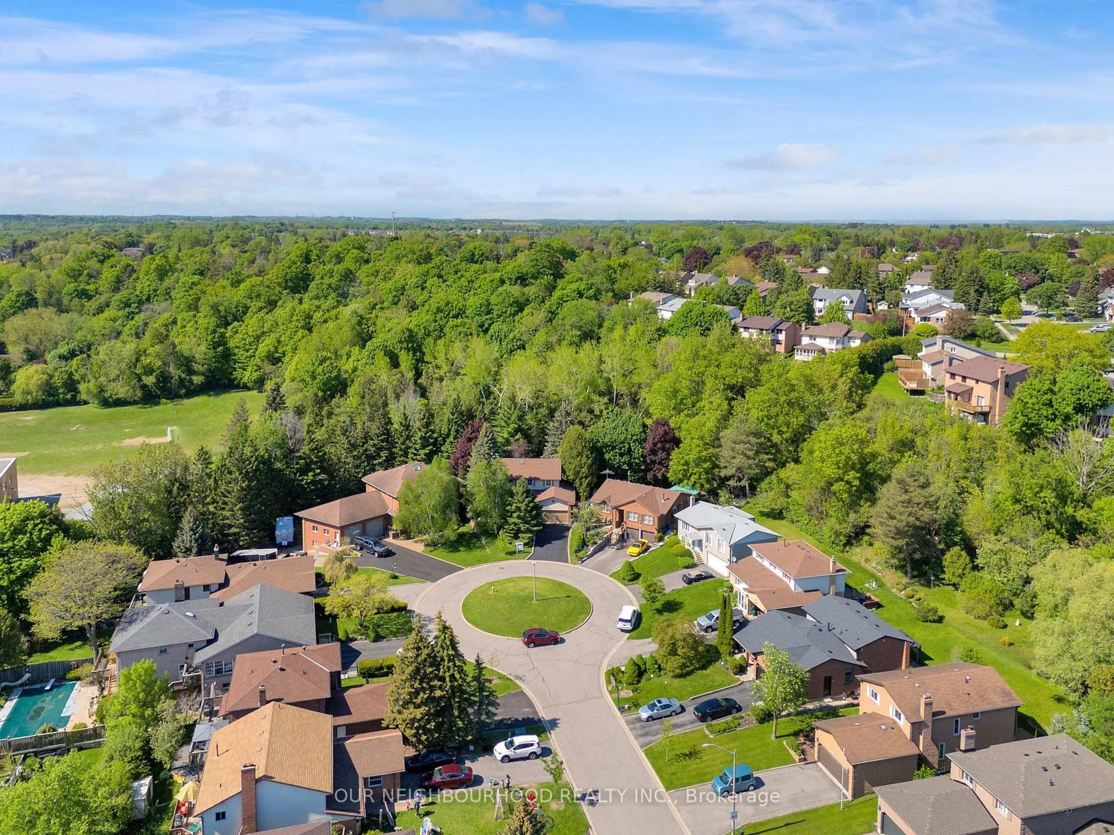 A pic from outside/outdoor area/front of a property/back of a property/a pic from drone, unknown for 303 Cumberland Crt, Oshawa Ontario L1H 8E7