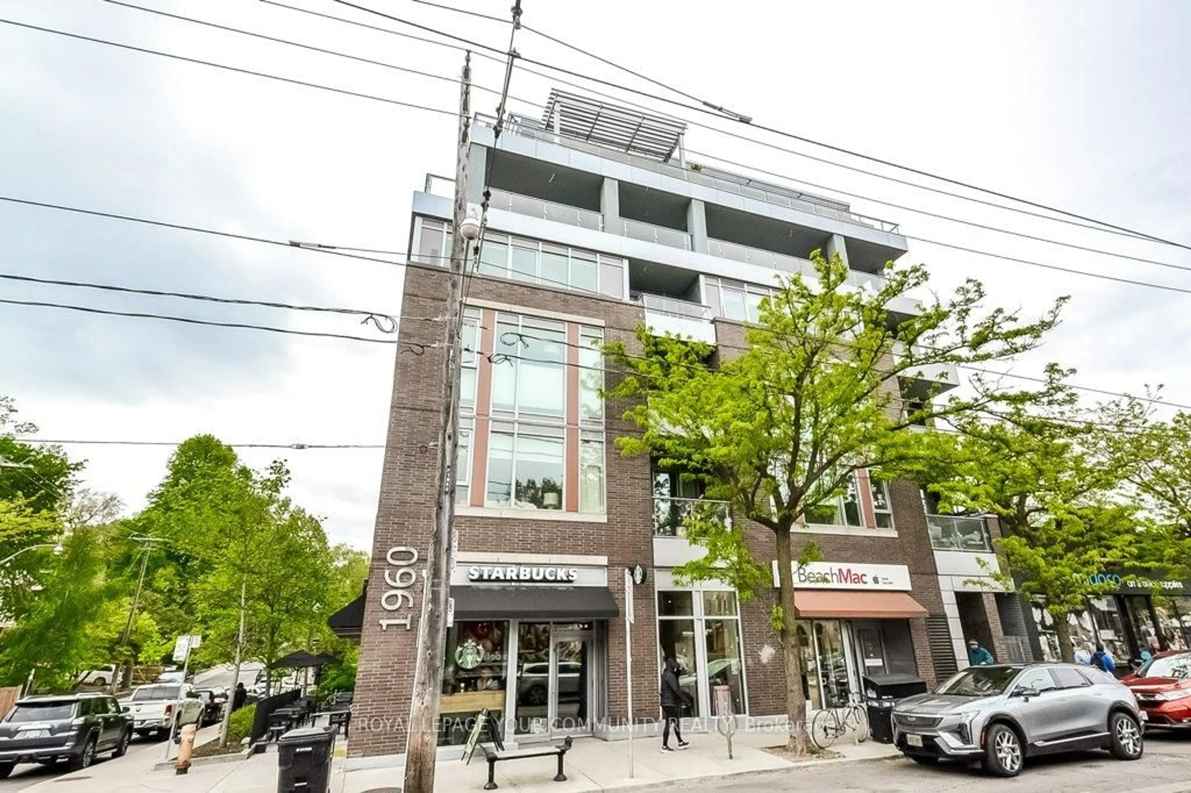 Patio, building for 1960 Queen St #306, Toronto Ontario M4L 1H8